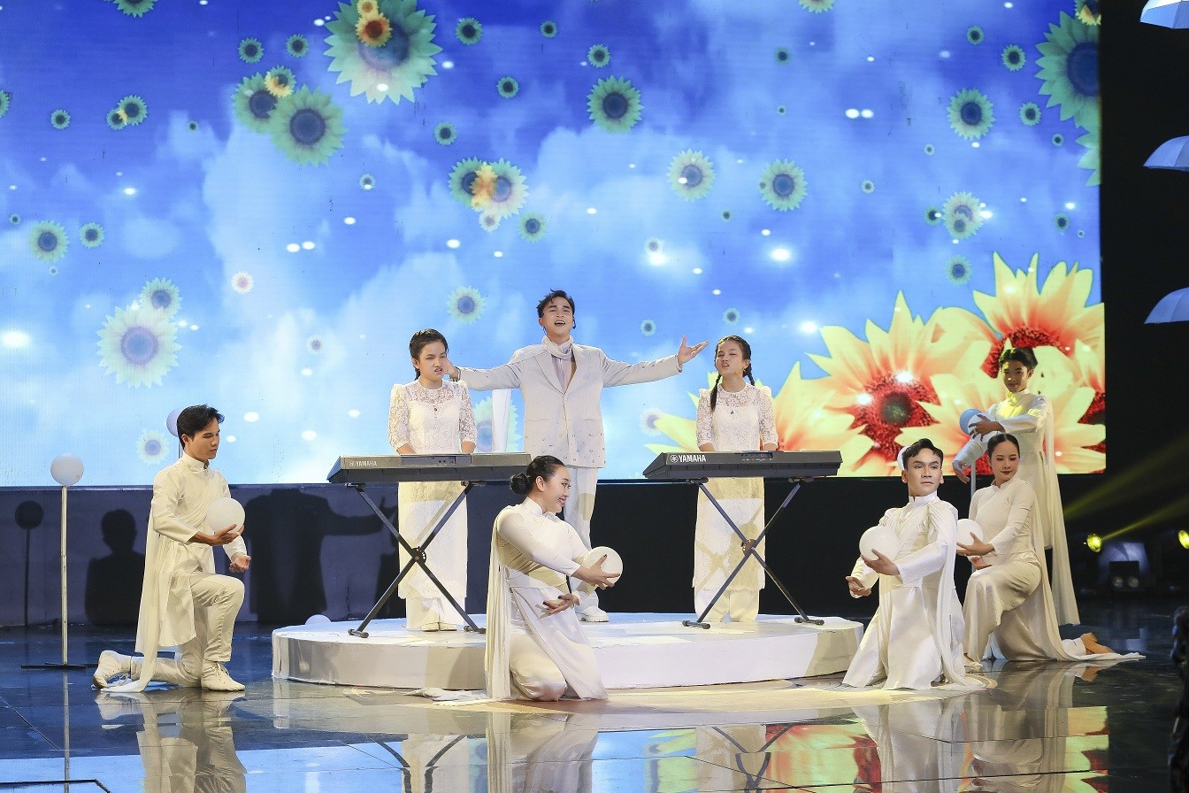 Hiền Trang – Nguyễn Lê Bá Thắng tái hiện chuyện tình vợ chồng đầy cảm xúc trên sân khấu 'Tình Bolero 2025'