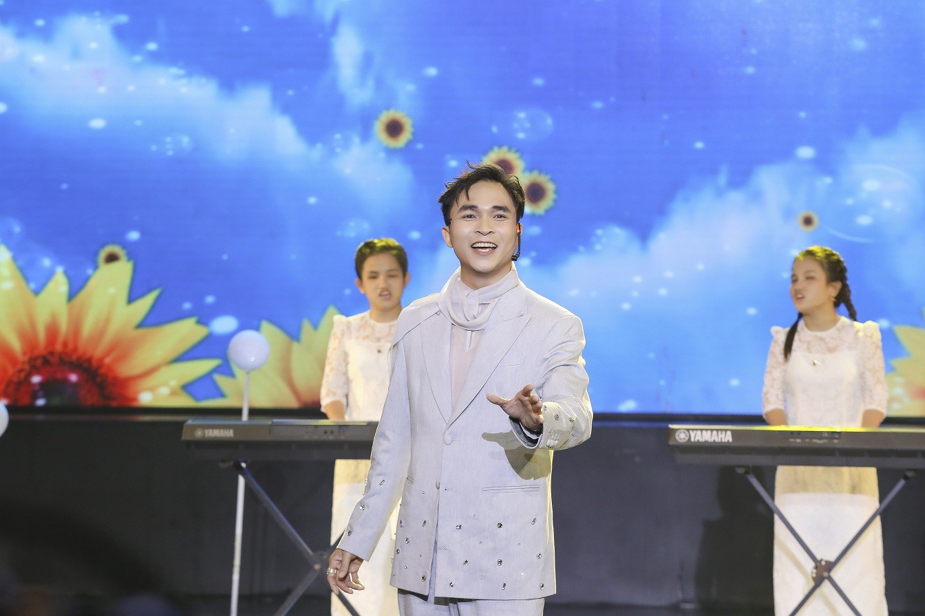 Hiền Trang – Nguyễn Lê Bá Thắng tái hiện chuyện tình vợ chồng đầy cảm xúc trên sân khấu 'Tình Bolero 2025'