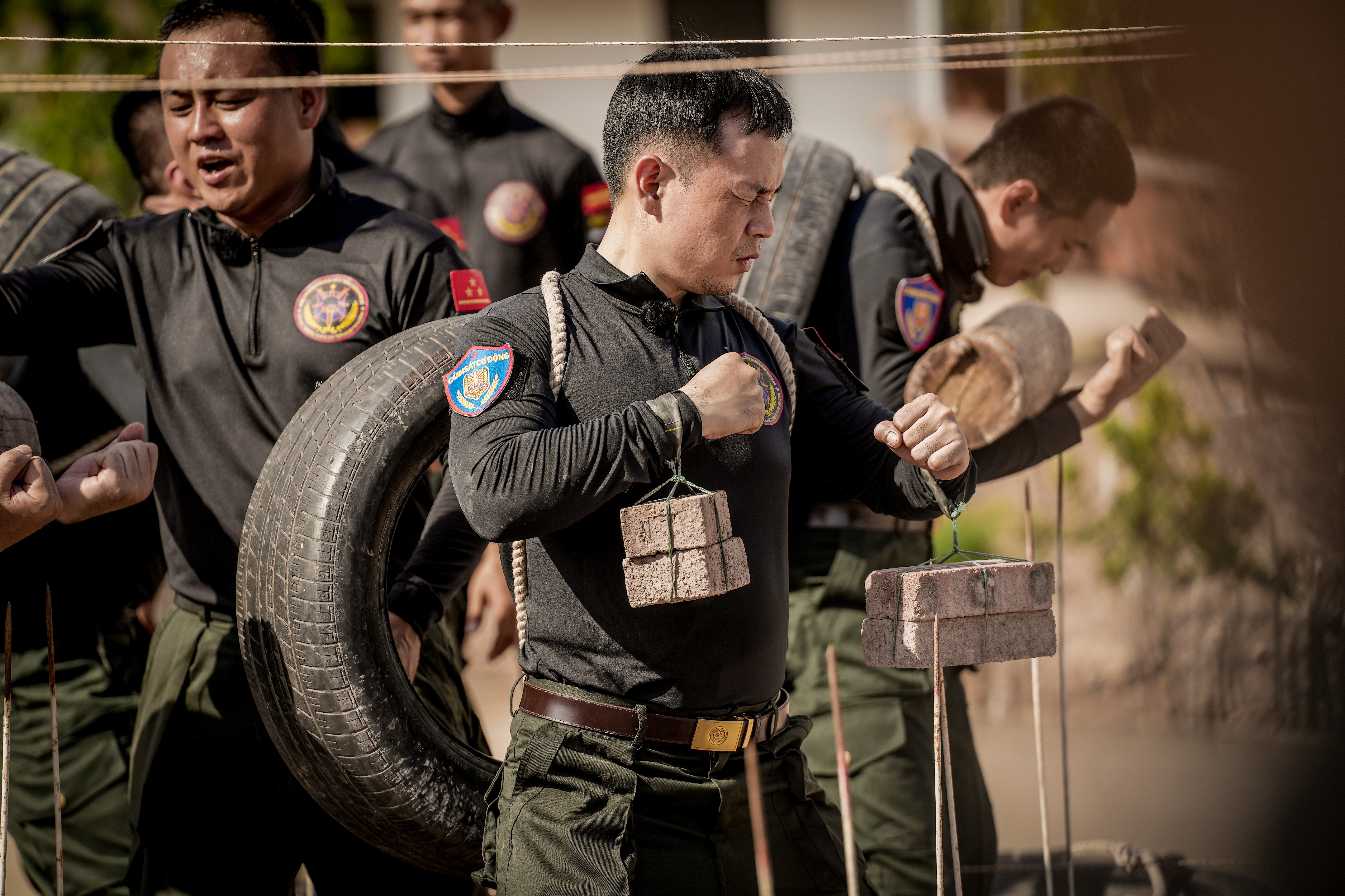 'Chiến sĩ quả cảm' hé lộ thử thách đu dây leo tường nghẹt thở và nhiệm vụ truy quét đối tượng khủng bố trong mưa