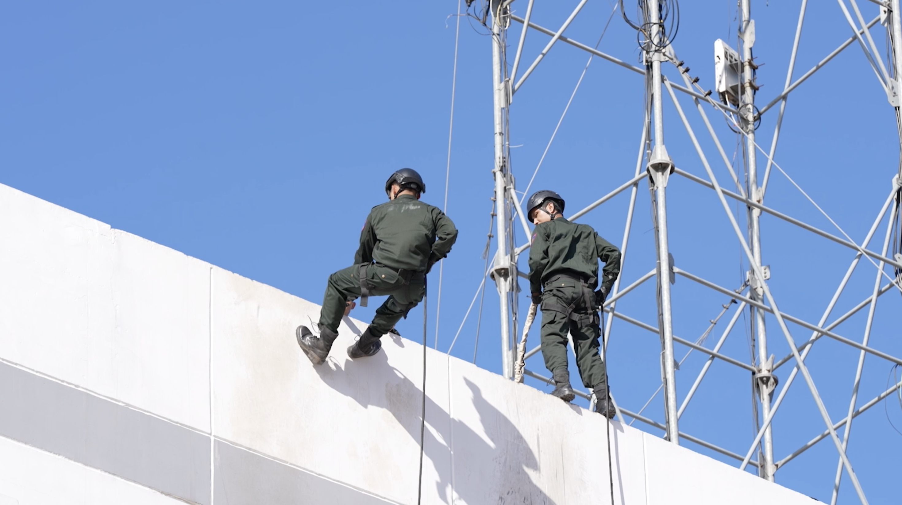 'Chiến sĩ quả cảm' hé lộ thử thách đu dây leo tường nghẹt thở và nhiệm vụ truy quét đối tượng khủng bố trong mưa