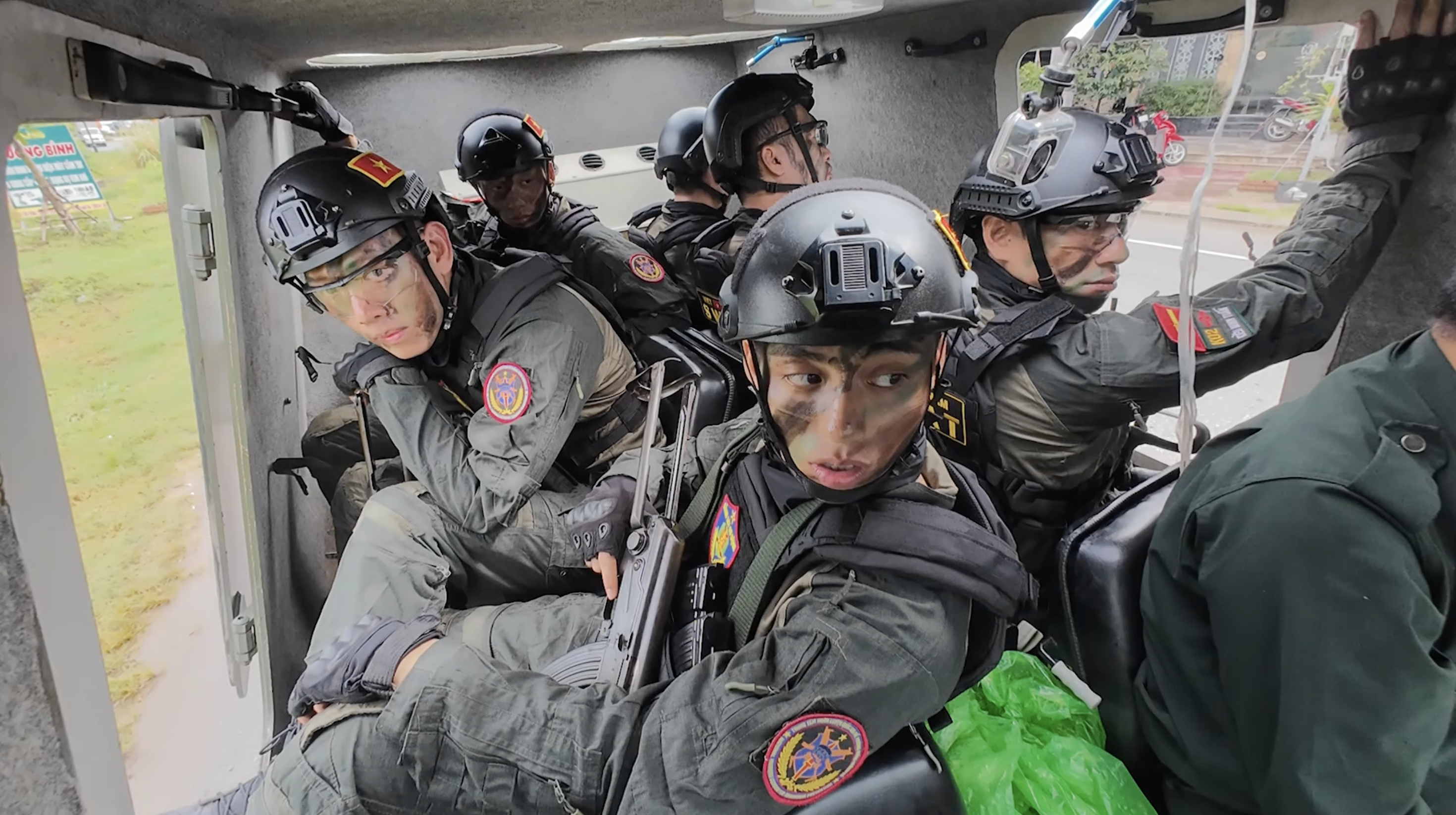 'Chiến sĩ quả cảm' hé lộ thử thách đu dây leo tường nghẹt thở và nhiệm vụ truy quét đối tượng khủng bố trong mưa