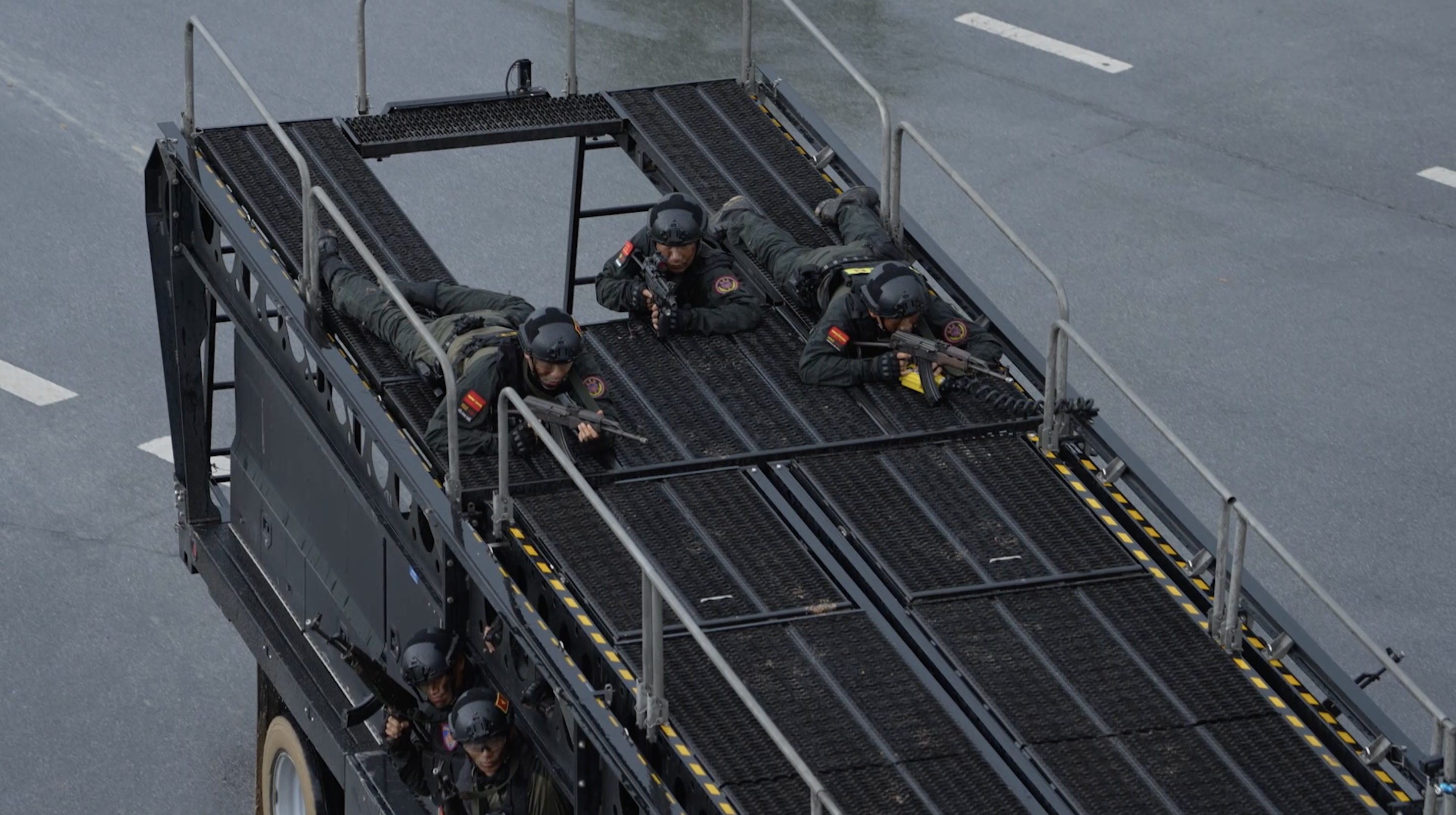 'Chiến sĩ quả cảm' hé lộ thử thách đu dây leo tường nghẹt thở và nhiệm vụ truy quét đối tượng khủng bố trong mưa