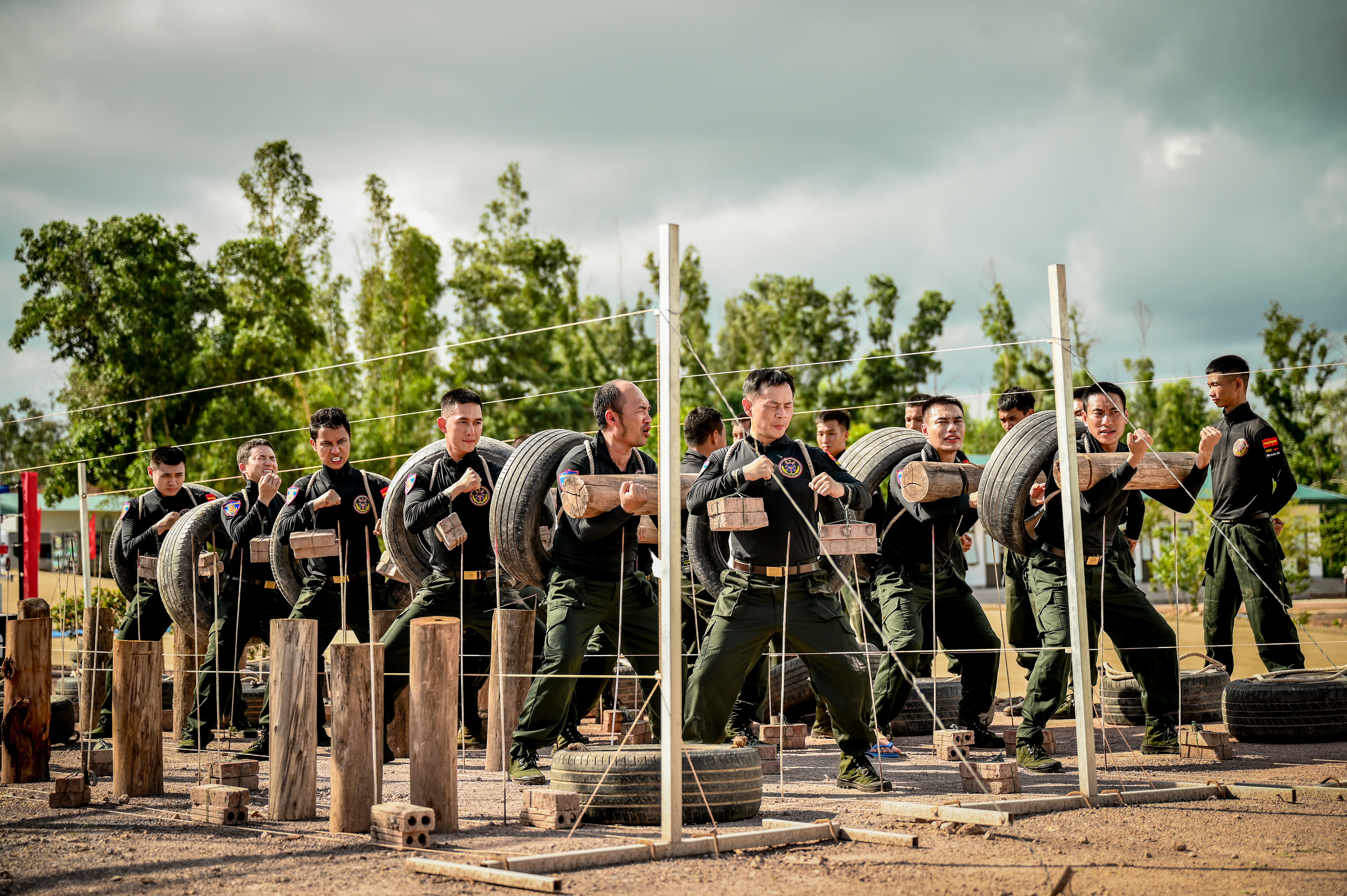 'Chiến sĩ quả cảm' hé lộ thử thách đu dây leo tường nghẹt thở và nhiệm vụ truy quét đối tượng khủng bố trong mưa