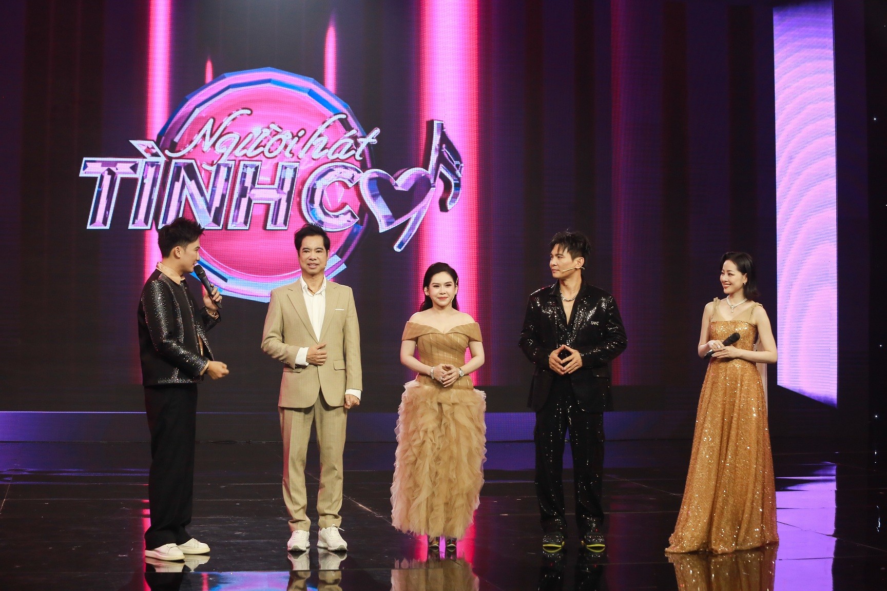 'Người hát tình ca': Anh ba Ngọc Sơn mê mẩn tiếng hát của chàng phóng viên trẻ Hùng Tiến