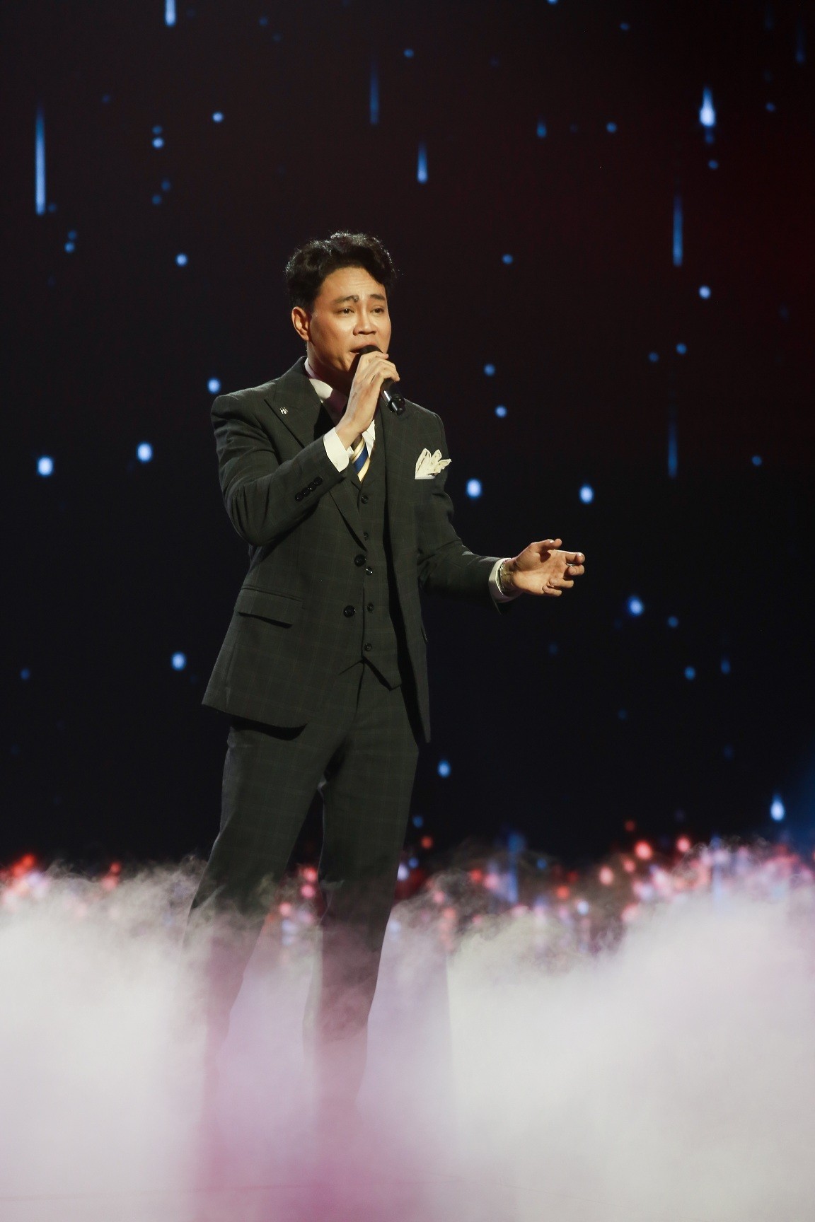 'Người hát tình ca': Anh ba Ngọc Sơn mê mẩn tiếng hát của chàng phóng viên trẻ Hùng Tiến