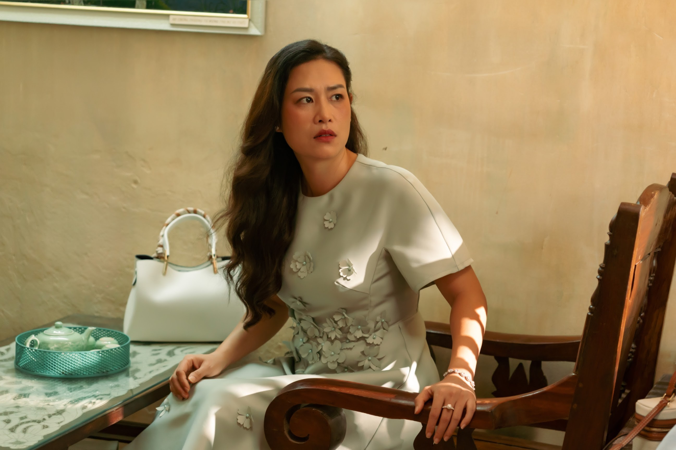 'Nguyệt thảo mai' Hà Hương và 'Anh tài' Tuấn Hưng nên duyên vợ chồng trong phim 'Bà đừng buồn con'