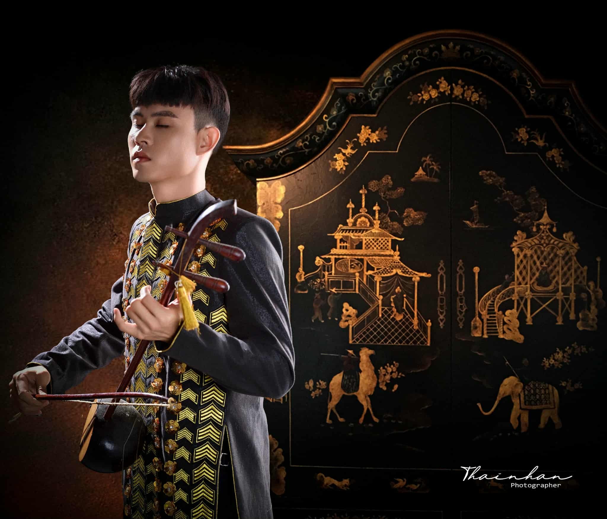 Đón mừng ngày Giỗ Tổ sân khấu, Quán quân Liêu Kỳ tỏ lòng tri ân qua BST 'Sắc màu sân khấu' của NTK Việt Hùng