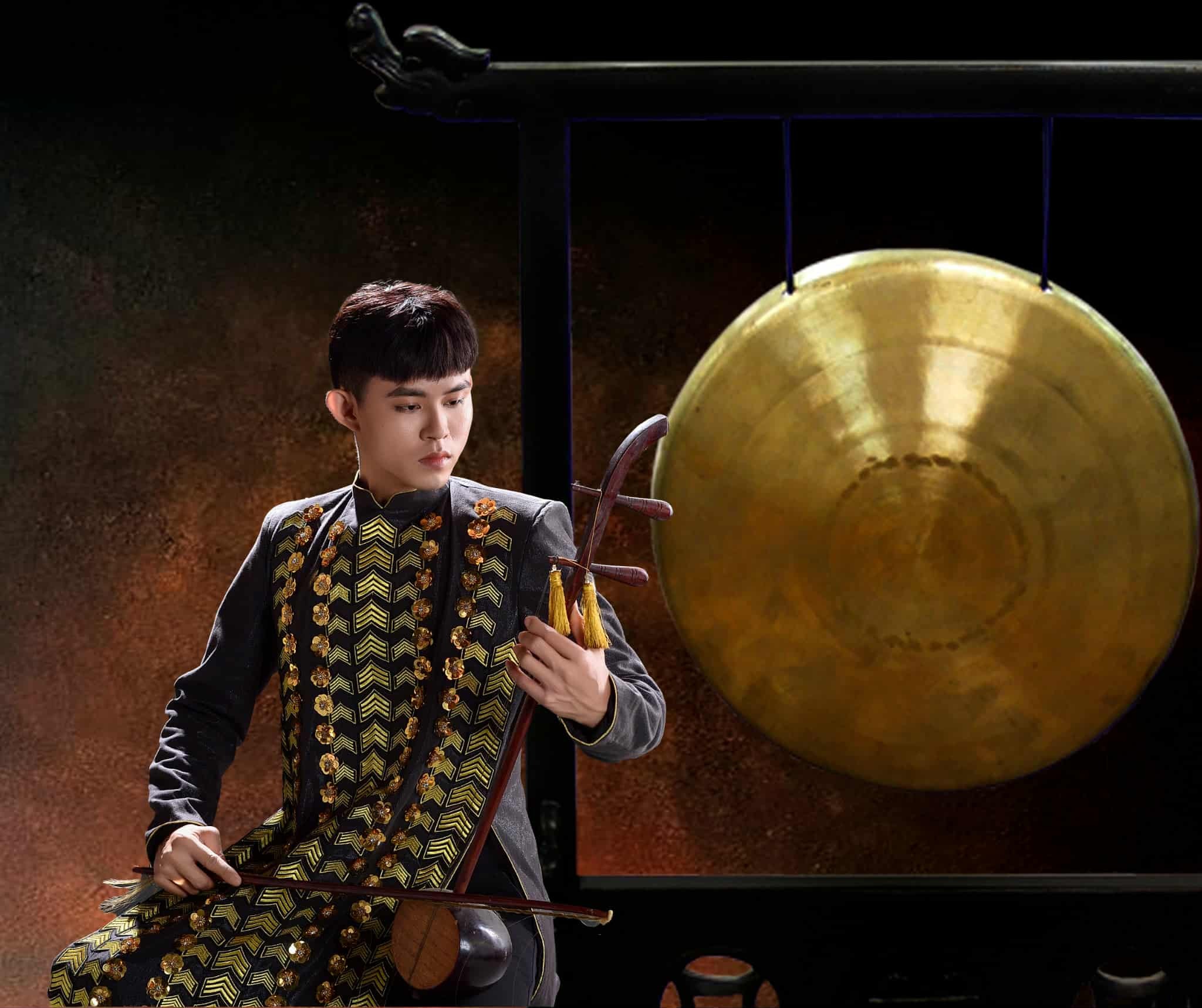 Đón mừng ngày Giỗ Tổ sân khấu, Quán quân Liêu Kỳ tỏ lòng tri ân qua BST 'Sắc màu sân khấu' của NTK Việt Hùng