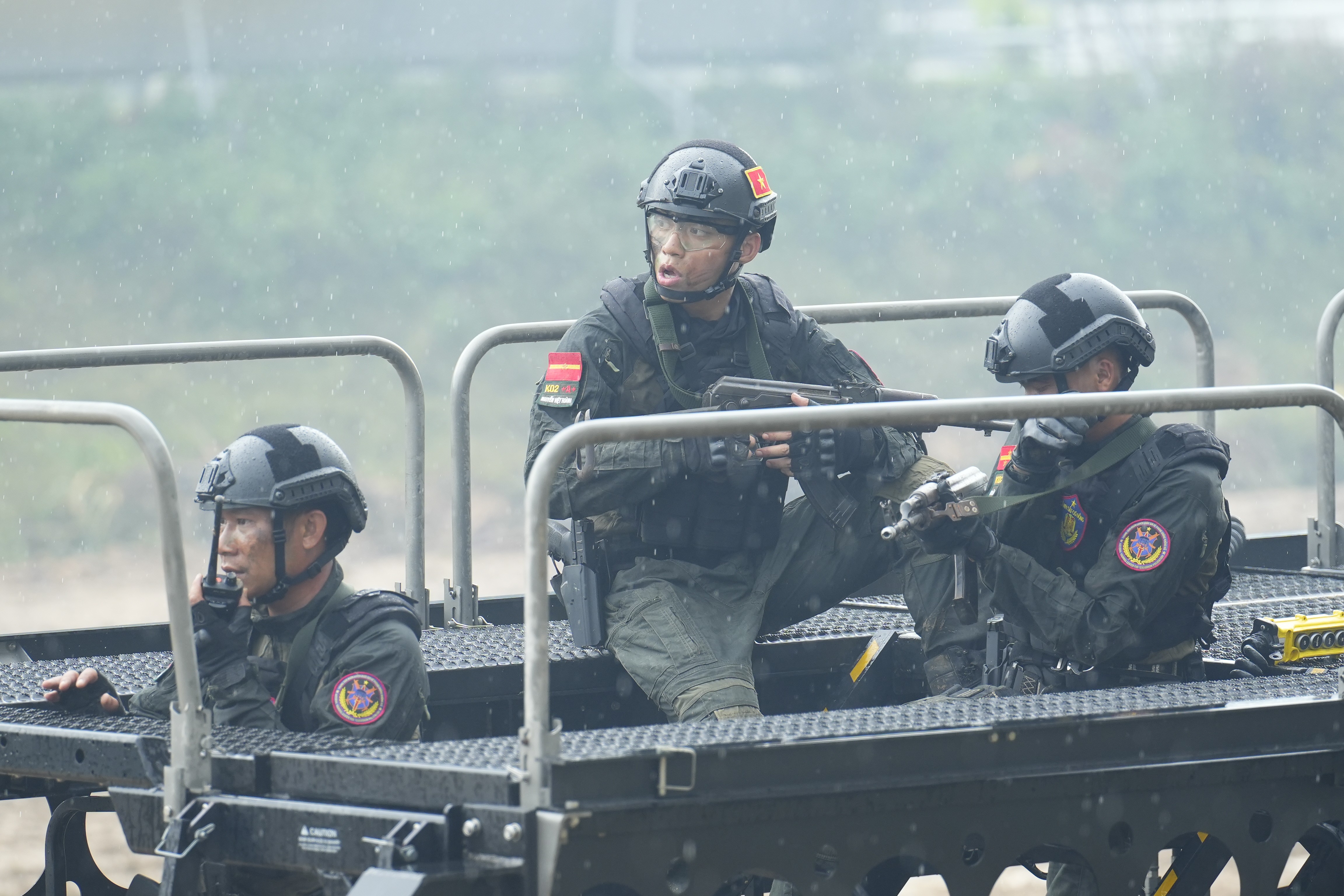 'Chiến sĩ quả cảm': Mono vượt qua giới hạn bản thân, chinh phục thử thách dù sợ độ cao