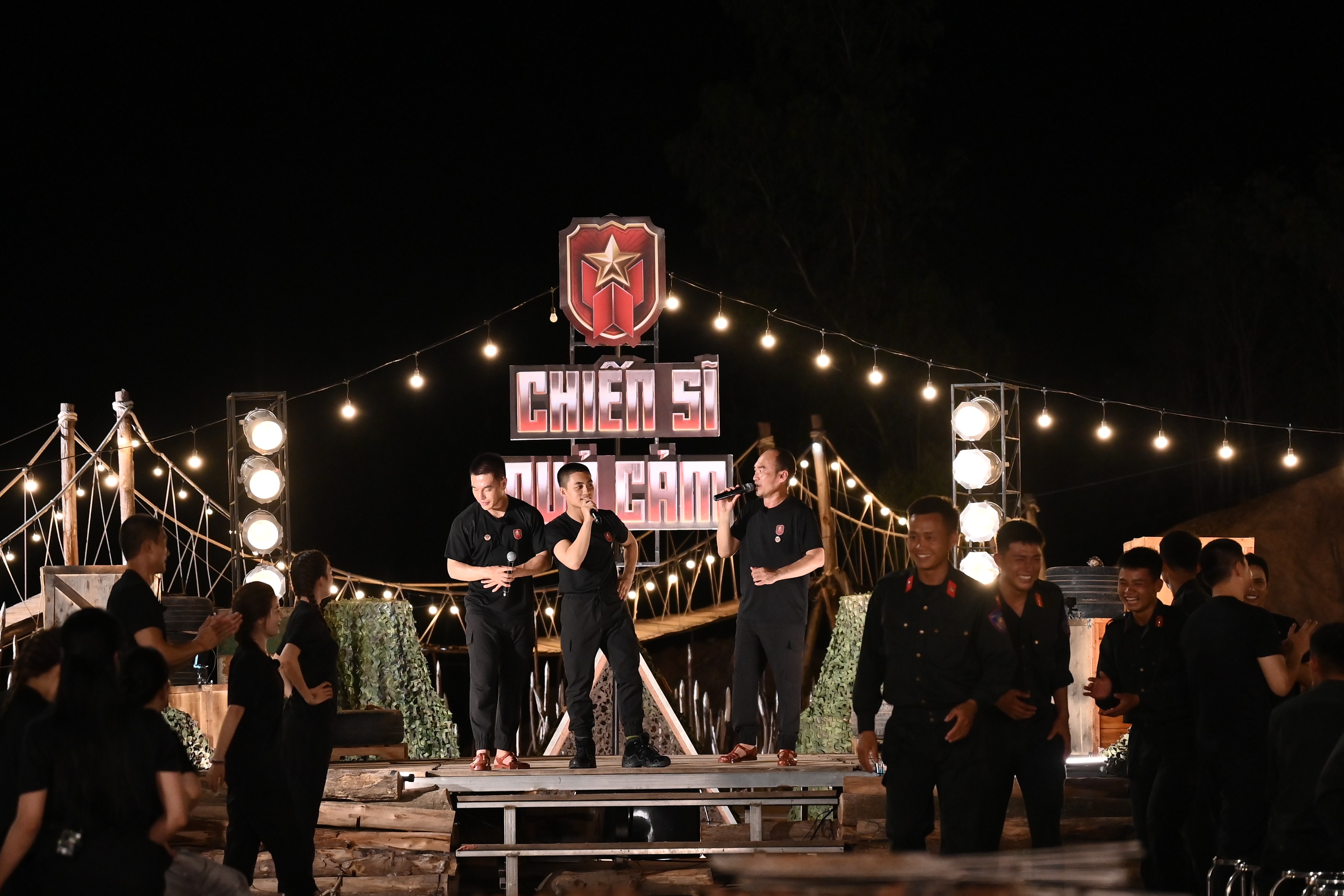 'Chiến sĩ quả cảm': Mono vượt qua giới hạn bản thân, chinh phục thử thách dù sợ độ cao