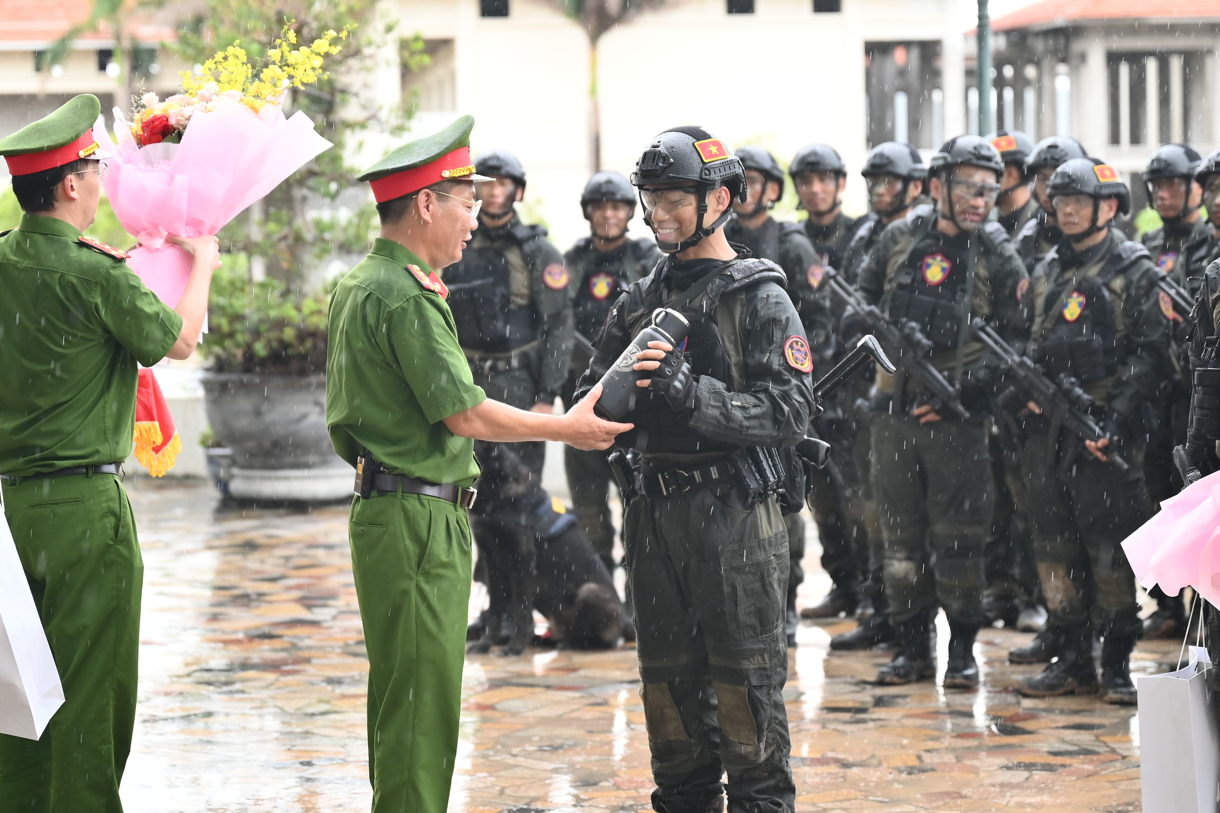 'Chiến sĩ quả cảm': Mono vượt qua giới hạn bản thân, chinh phục thử thách dù sợ độ cao