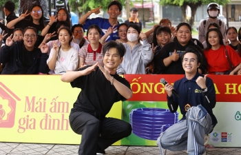 Ca sĩ Lâm Hùng cùng các nghệ sĩ đứng dưới mưa ghi hình cho 'Mái ấm gia đình Việt', miễn giúp các em nhỏ được hạnh phúc