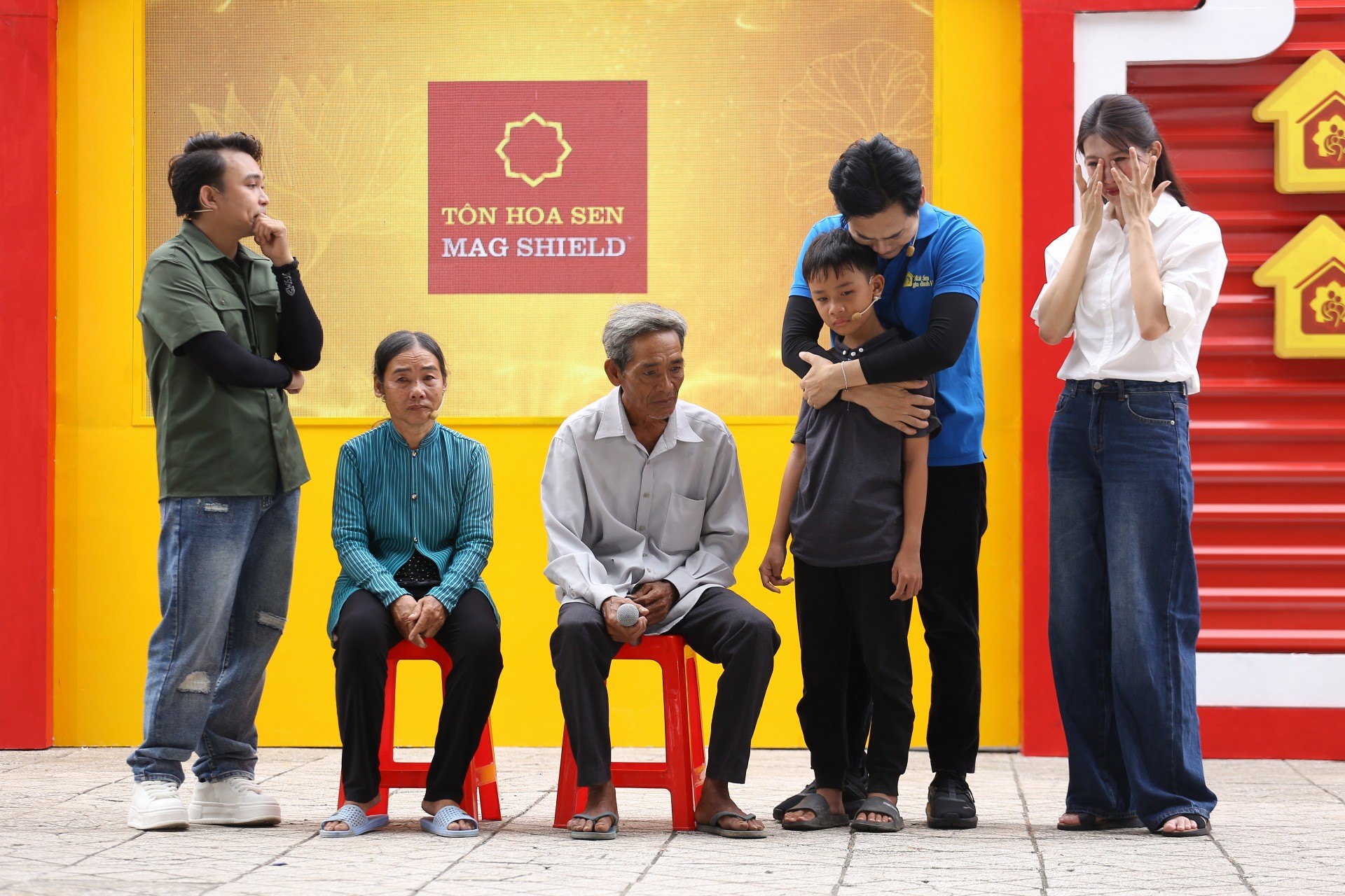 Ca sĩ Lâm Hùng cùng các nghệ sĩ đứng dưới mưa ghi hình cho 'Mái ấm gia đình Việt', miễn giúp các em nhỏ được hạnh phúc