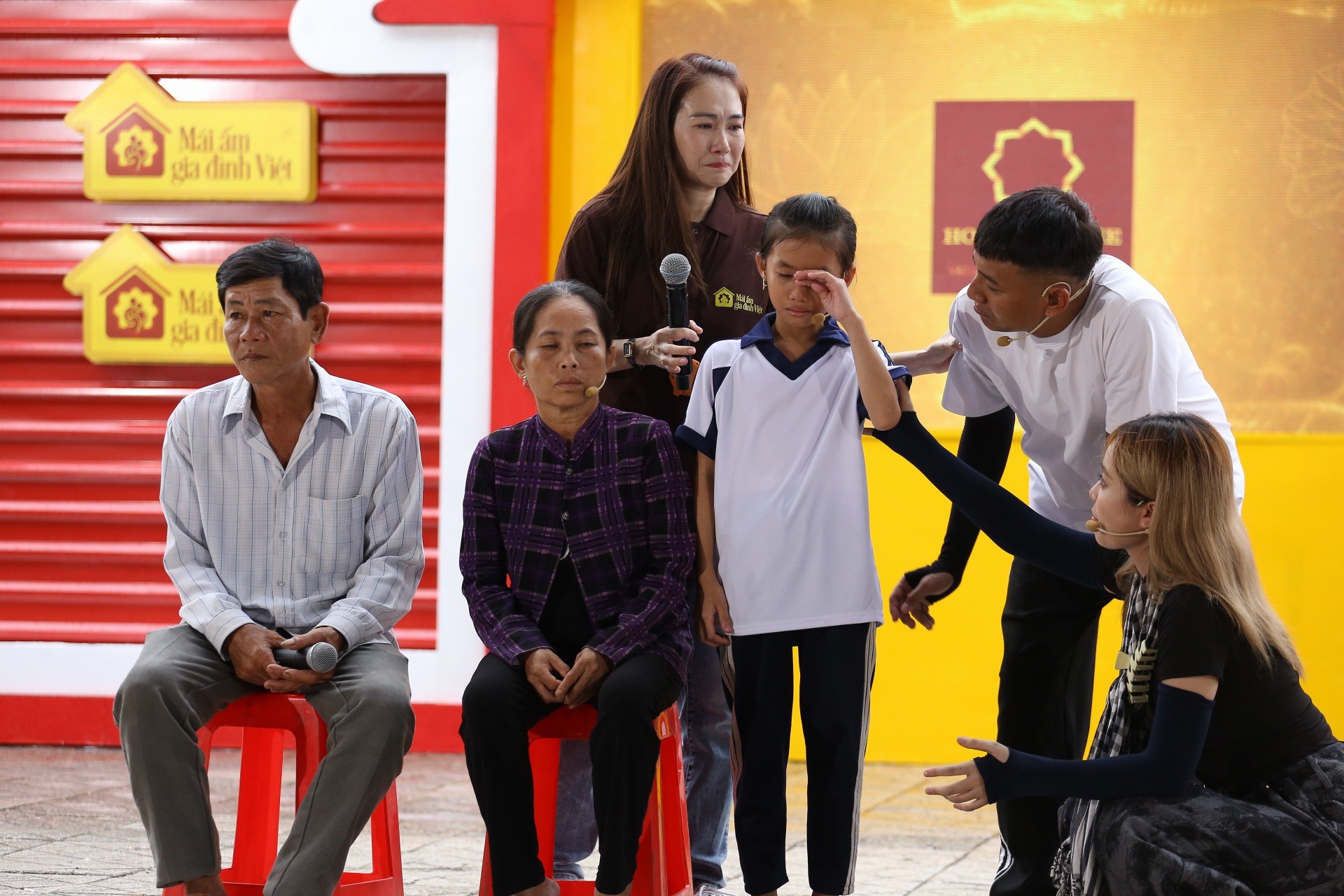 Ca sĩ Lâm Hùng cùng các nghệ sĩ đứng dưới mưa ghi hình cho 'Mái ấm gia đình Việt', miễn giúp các em nhỏ được hạnh phúc