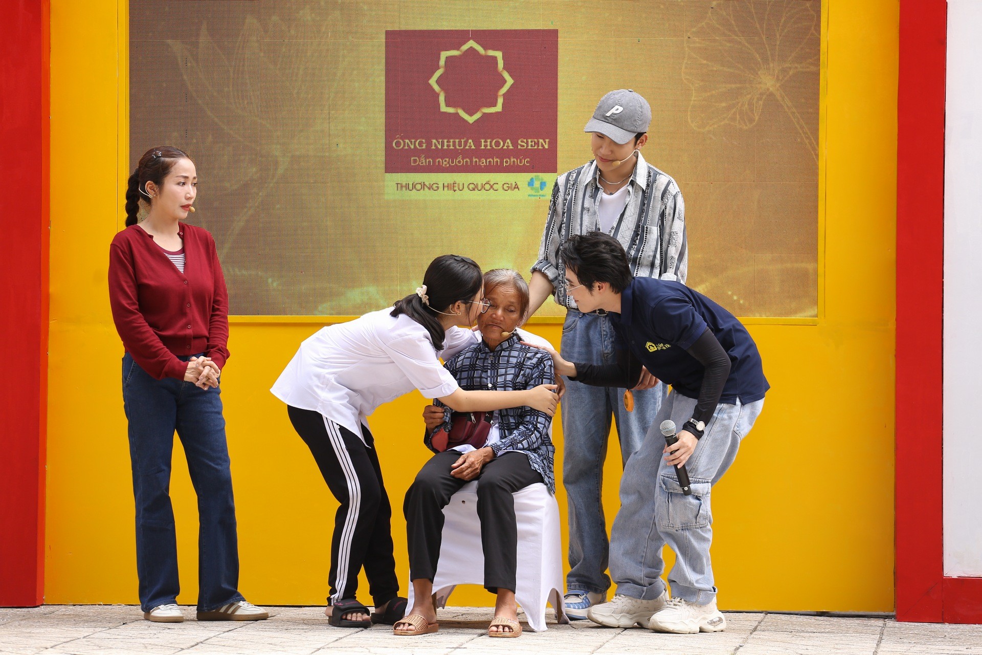 Ca sĩ Lâm Hùng cùng các nghệ sĩ đứng dưới mưa ghi hình cho 'Mái ấm gia đình Việt', miễn giúp các em nhỏ được hạnh phúc