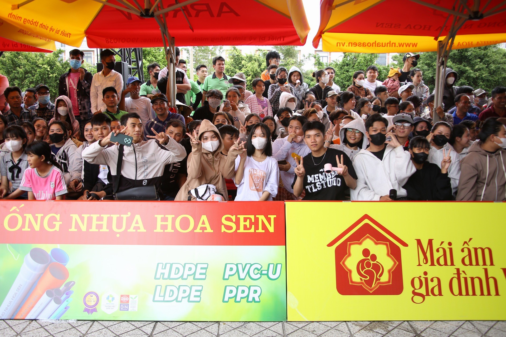 Ca sĩ Lâm Hùng cùng các nghệ sĩ đứng dưới mưa ghi hình cho 'Mái ấm gia đình Việt', miễn giúp các em nhỏ được hạnh phúc