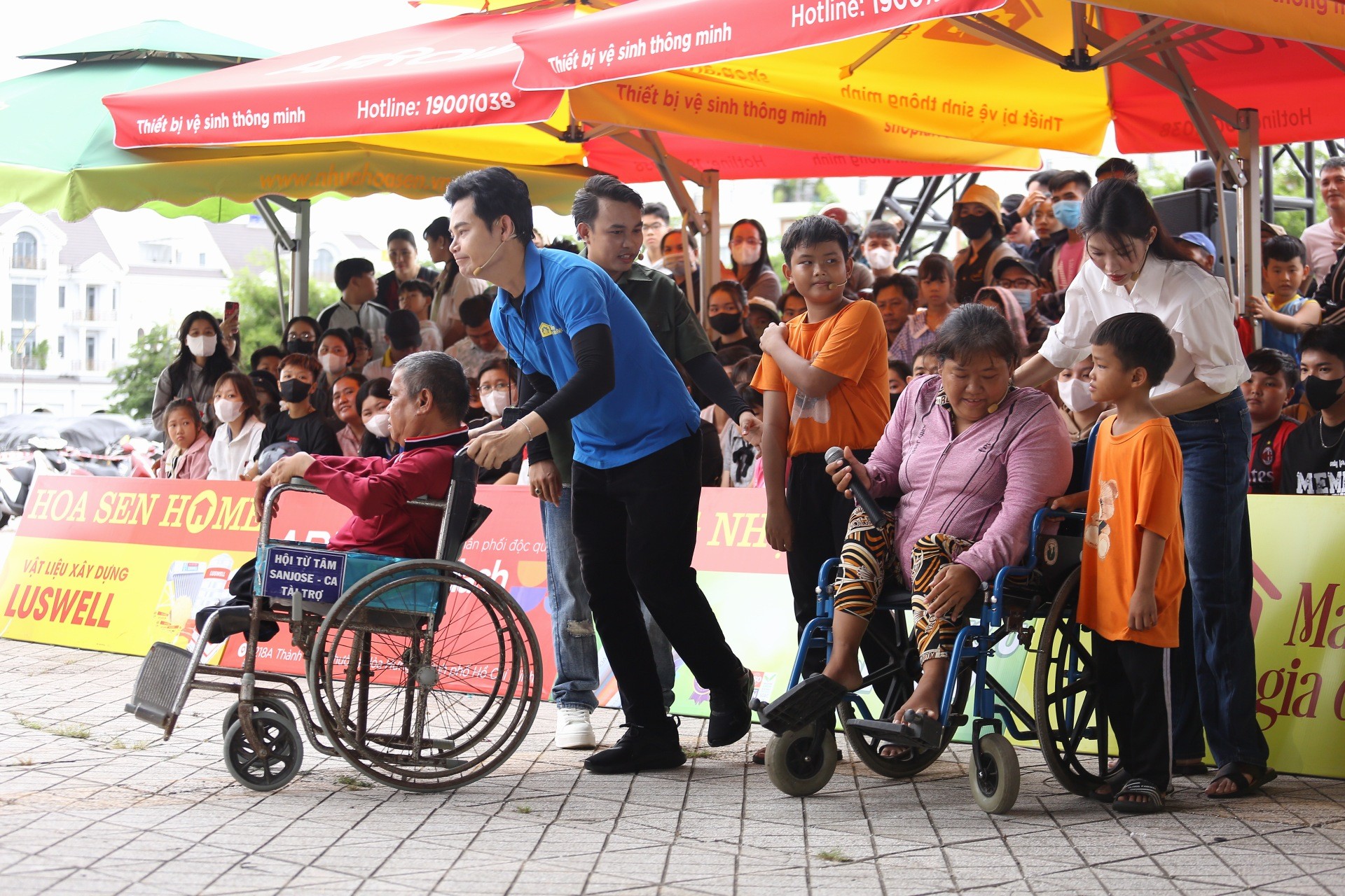 Ca sĩ Lâm Hùng cùng các nghệ sĩ đứng dưới mưa ghi hình cho 'Mái ấm gia đình Việt', miễn giúp các em nhỏ được hạnh phúc