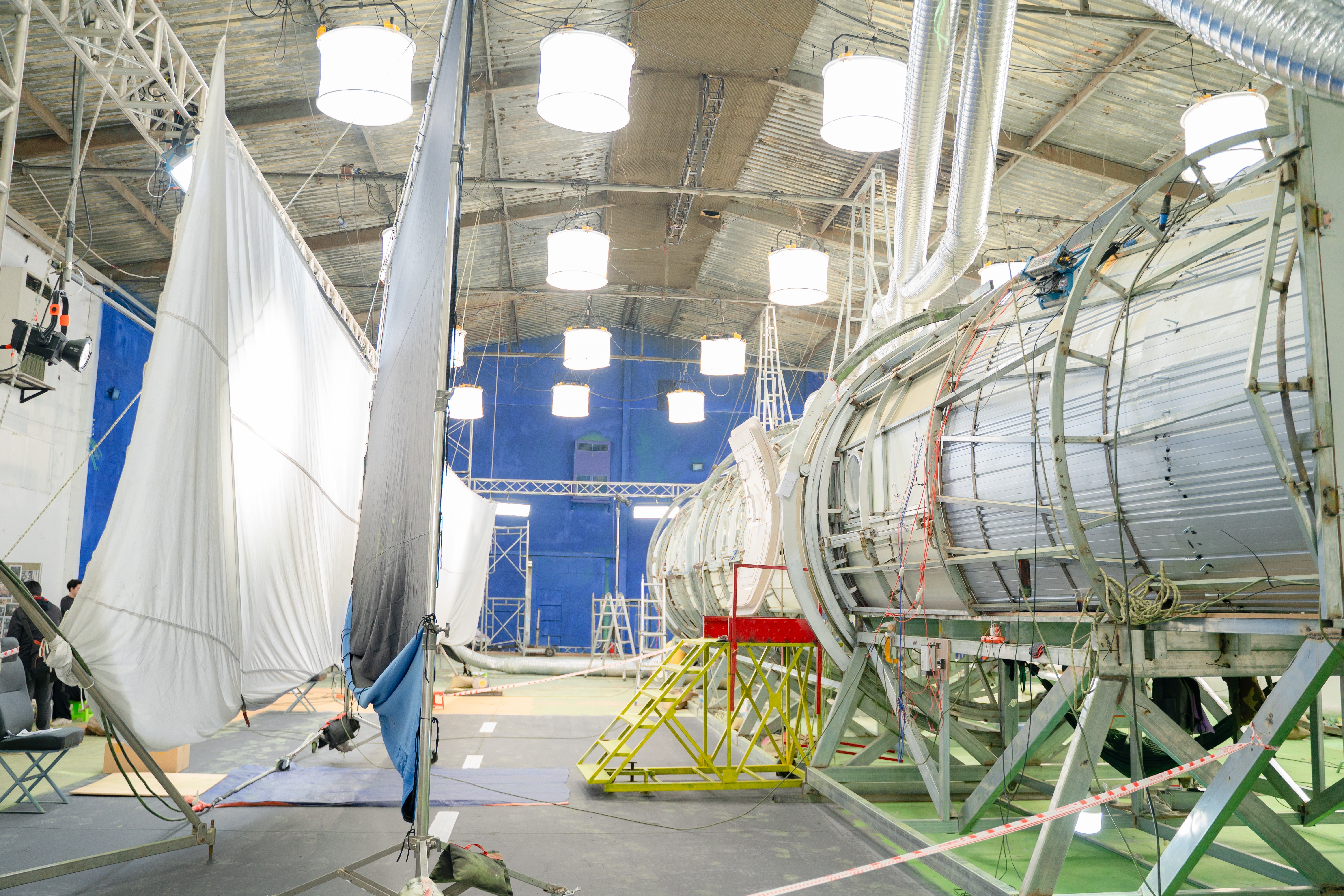 Hậu trường 'Tử chiến trên không': Làm thế nào e-kip quay được những cảnh rung lắc trên một khoang máy thật như vậy?