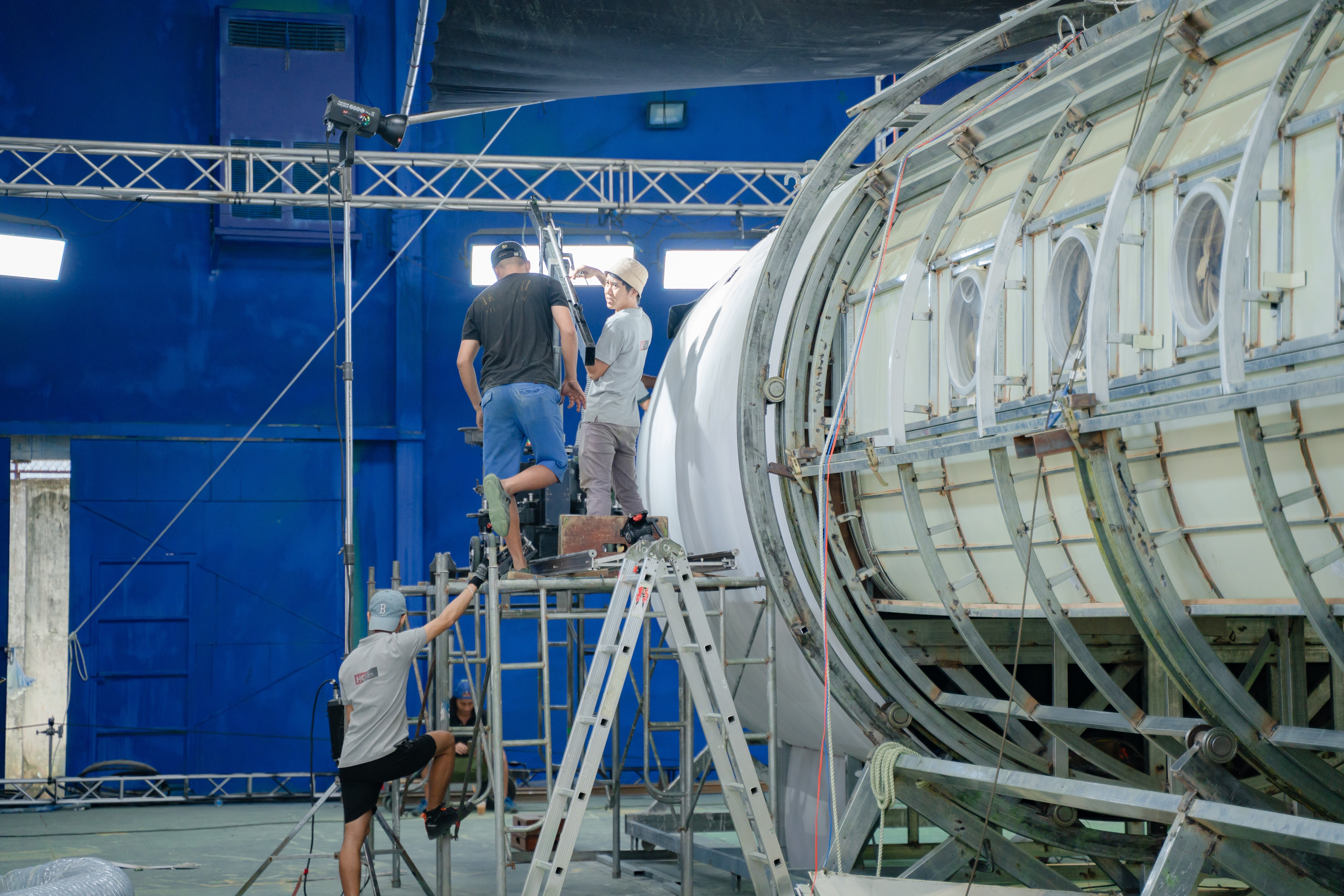 Hậu trường 'Tử chiến trên không': Làm thế nào e-kip quay được những cảnh rung lắc trên một khoang máy thật như vậy?