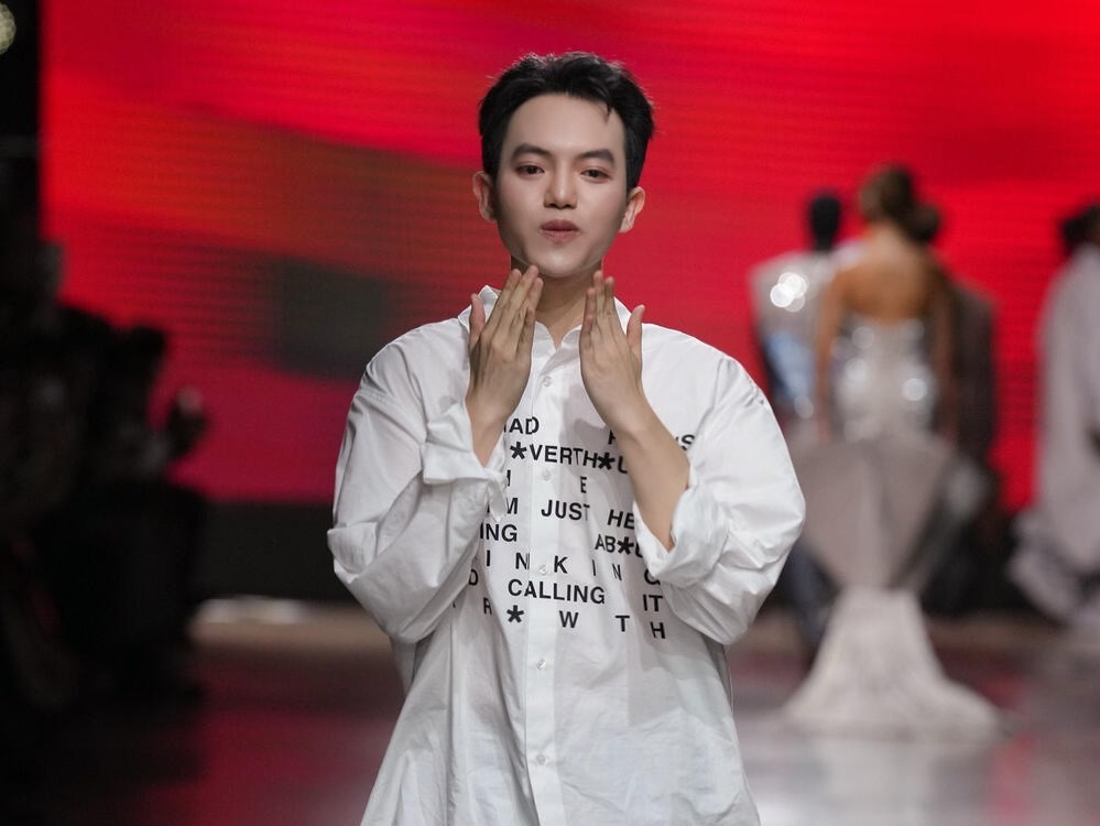 NTK Phan Đăng Hoàng lần thứ 2 gây tiếng vang tại Kinh đô thời trang, đưa nhiều chất liệu lụa Việt Nam ra thế giới