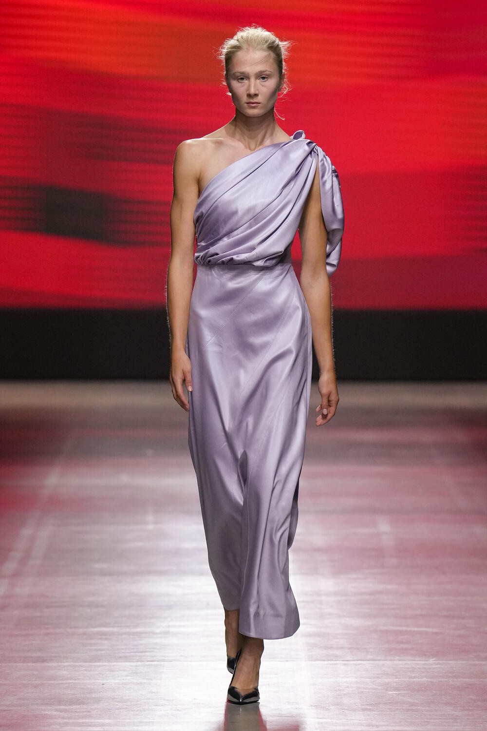 NTK Phan Đăng Hoàng lần thứ 2 gây tiếng vang tại Kinh đô thời trang, đưa nhiều chất liệu lụa Việt Nam ra thế giới