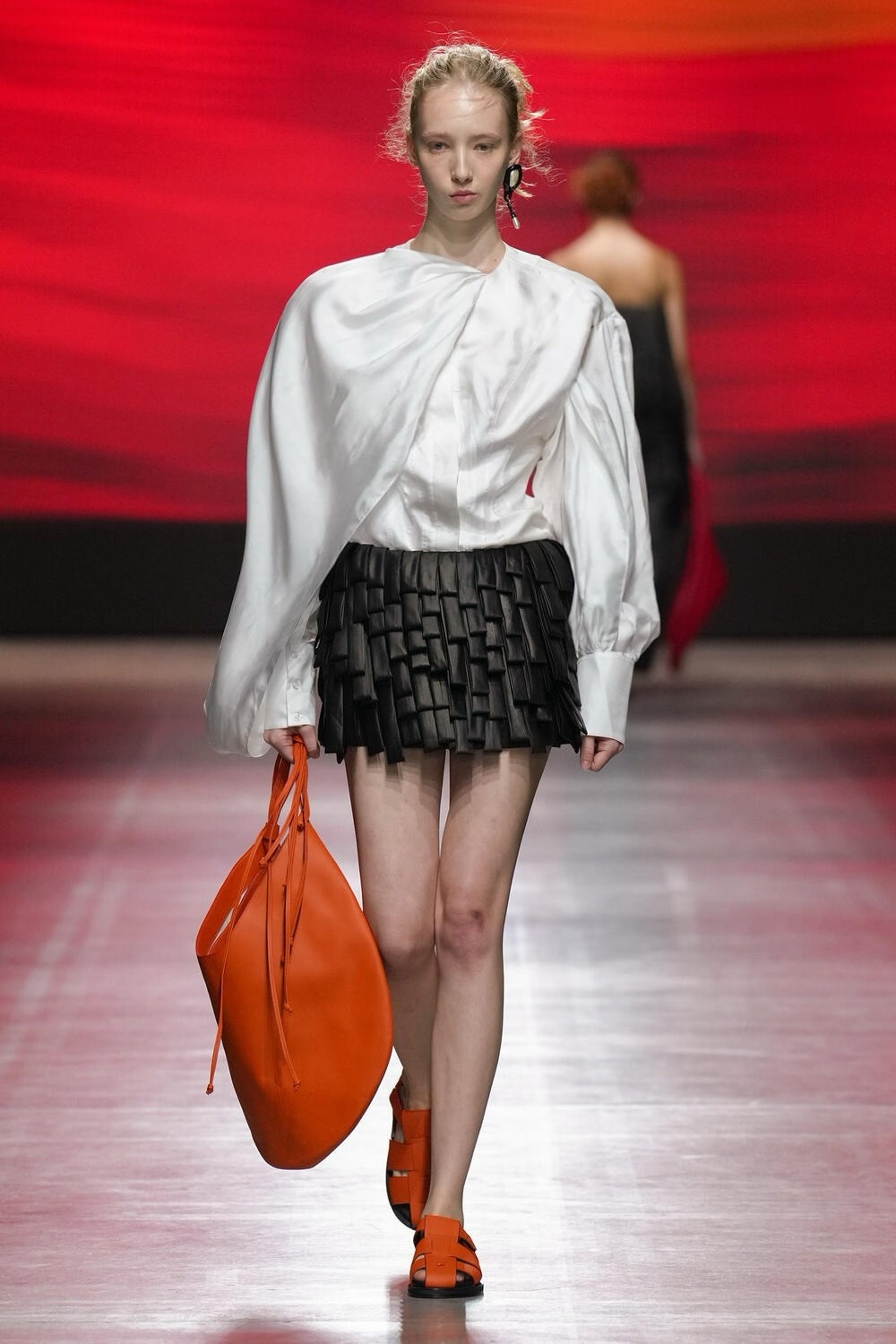 NTK Phan Đăng Hoàng lần thứ 2 gây tiếng vang tại Kinh đô thời trang, đưa nhiều chất liệu lụa Việt Nam ra thế giới