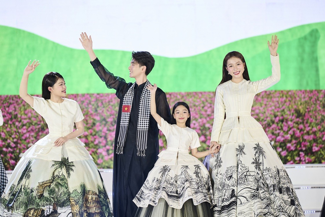 Triển lãm 'Miệt Cù Lao' – Dấu ấn 10 năm gắn bó cùng thời trang của NTK Nguyễn Minh Công