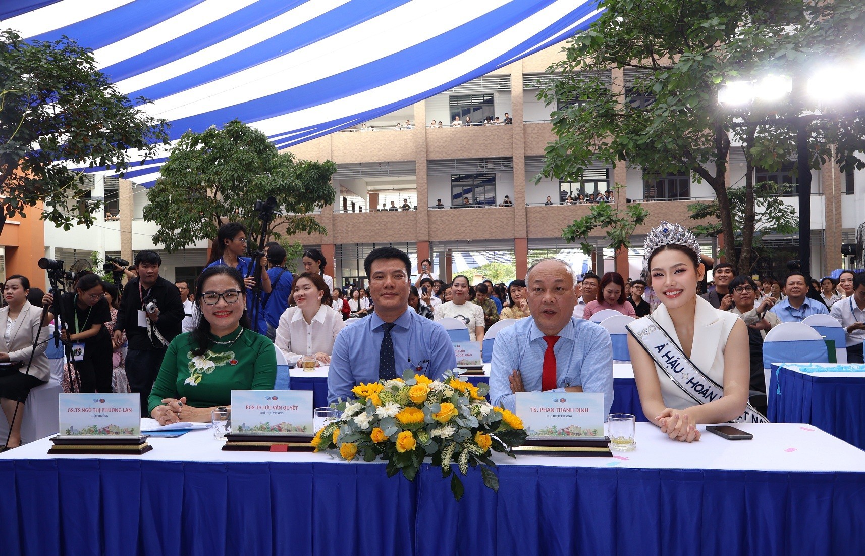 Á hậu hoàn vũ Việt Nam 2025 Đỗ Cẩm Ly xúc động khi hội ngộ các thầy cô giáo cũ tại mái trường Nhân văn