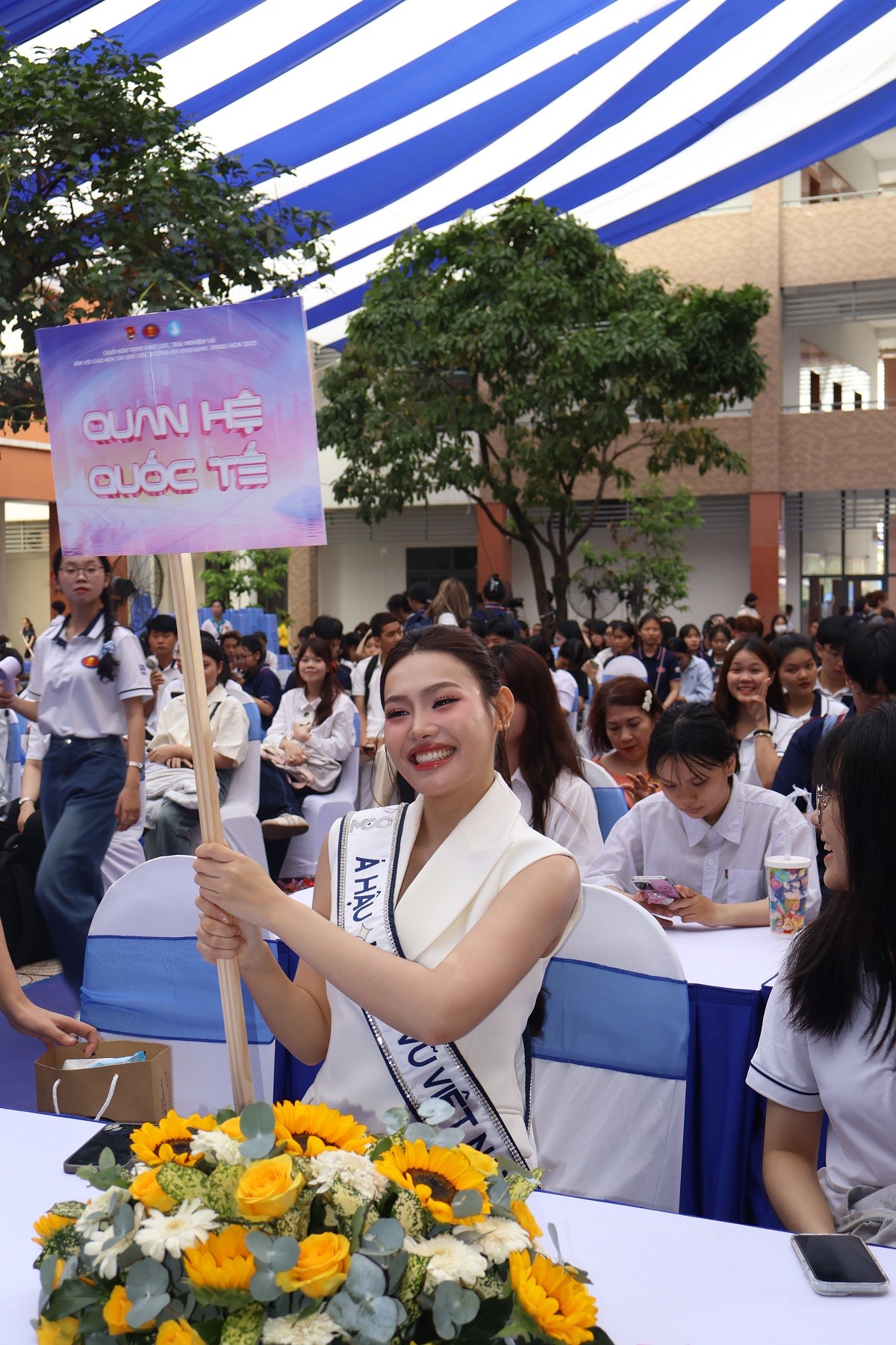 Á hậu hoàn vũ Việt Nam 2025 Đỗ Cẩm Ly xúc động khi hội ngộ các thầy cô giáo cũ tại mái trường Nhân văn