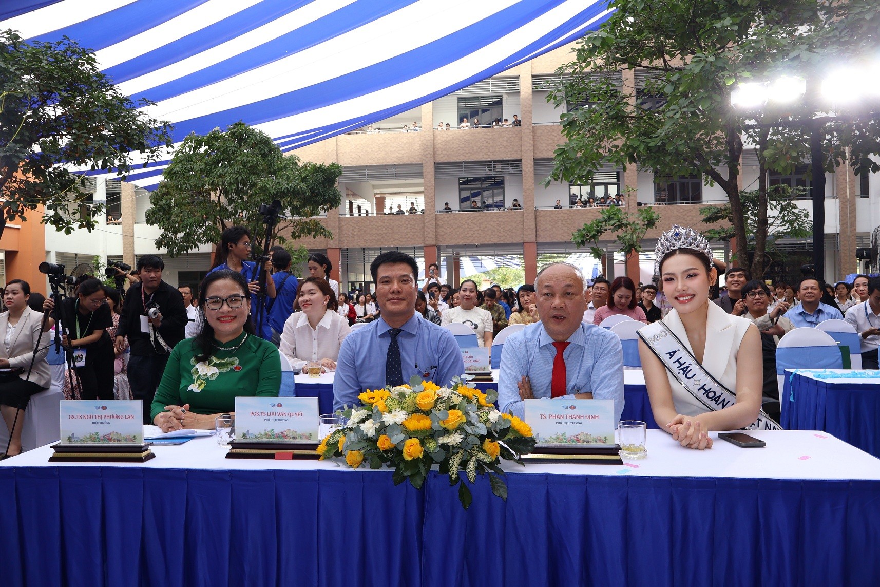 Á hậu hoàn vũ Việt Nam 2025 Đỗ Cẩm Ly xúc động khi hội ngộ các thầy cô giáo cũ tại mái trường Nhân văn