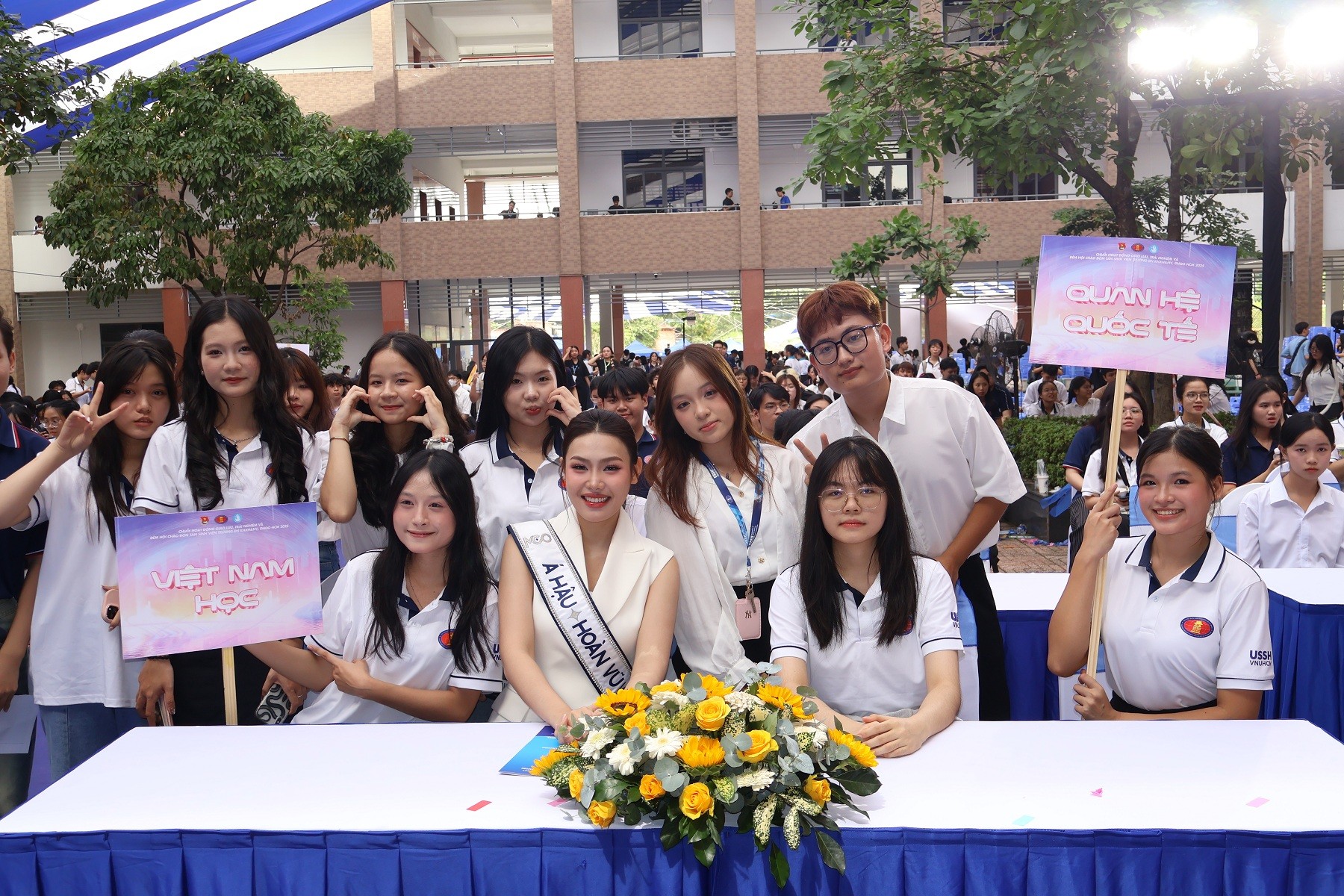 Á hậu hoàn vũ Việt Nam 2025 Đỗ Cẩm Ly xúc động khi hội ngộ các thầy cô giáo cũ tại mái trường Nhân văn