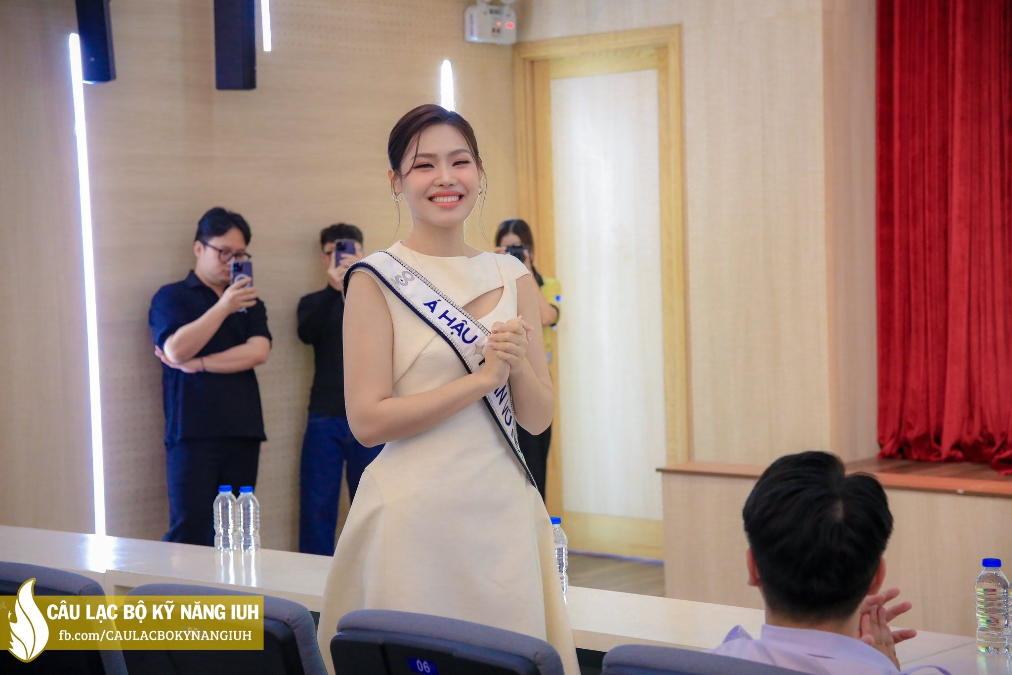 Á hậu hoàn vũ Việt Nam 2025 Đỗ Cẩm Ly xúc động khi hội ngộ các thầy cô giáo cũ tại mái trường Nhân văn