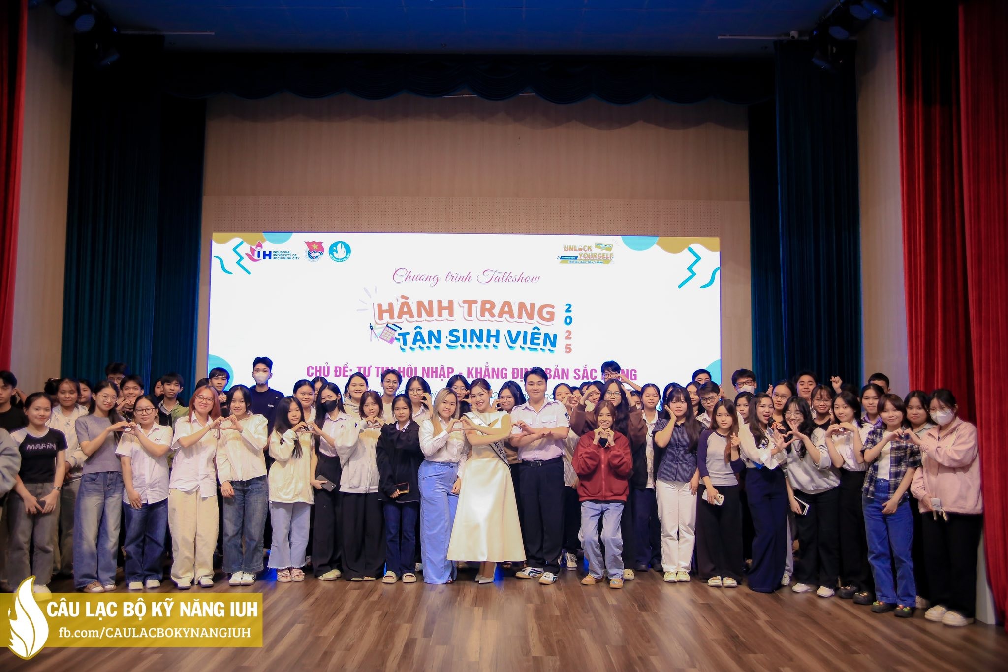 Á hậu hoàn vũ Việt Nam 2025 Đỗ Cẩm Ly xúc động khi hội ngộ các thầy cô giáo cũ tại mái trường Nhân văn