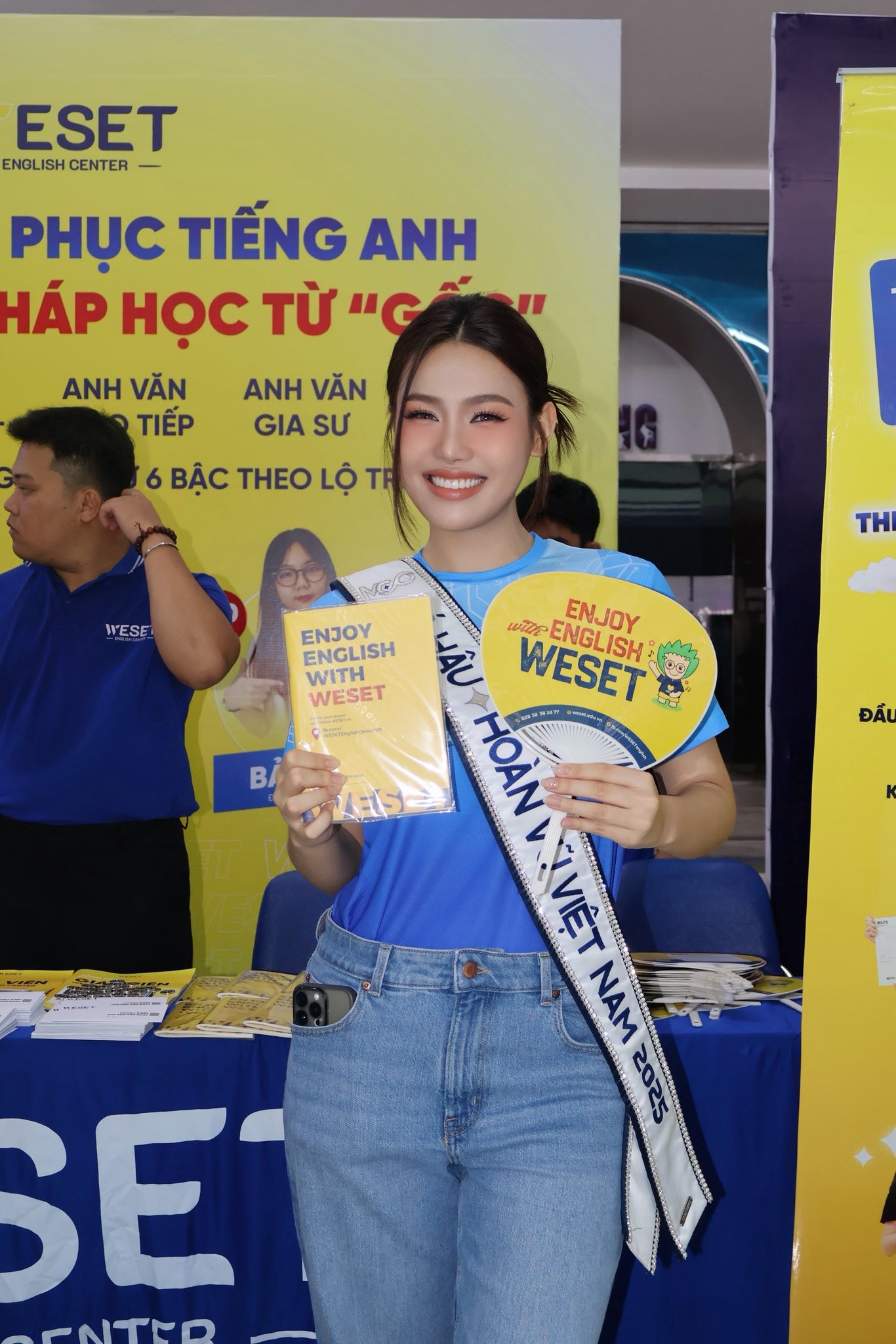 Á hậu hoàn vũ Việt Nam 2025 Đỗ Cẩm Ly xúc động khi hội ngộ các thầy cô giáo cũ tại mái trường Nhân văn