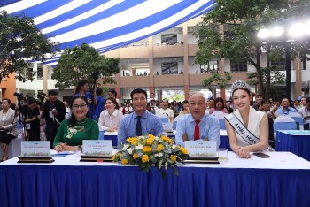 Á hậu hoàn vũ Việt Nam 2025 Đỗ Cẩm Ly xúc động khi hội ngộ các thầy cô giáo cũ tại mái trường Nhân văn