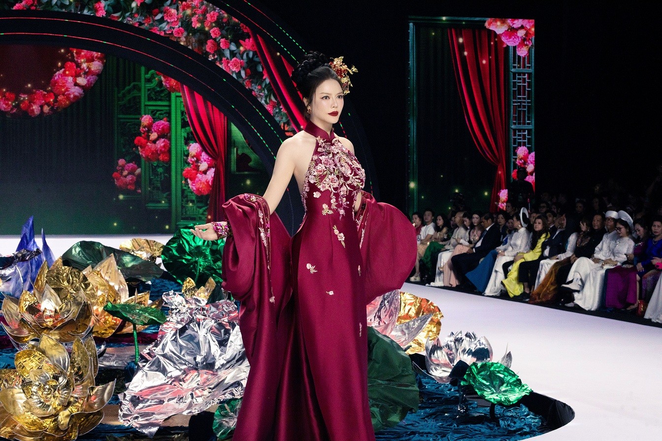 Lý Nhã Kỳ vừa diễn thời trang cho NTK Linh San, vừa 'chạy show' dự ra mắt phim 'Chị ngã em nâng'