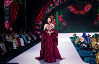 Lý Nhã Kỳ vừa diễn thời trang cho NTK Linh San, vừa 'chạy show' dự ra mắt phim 'Chị ngã em nâng'