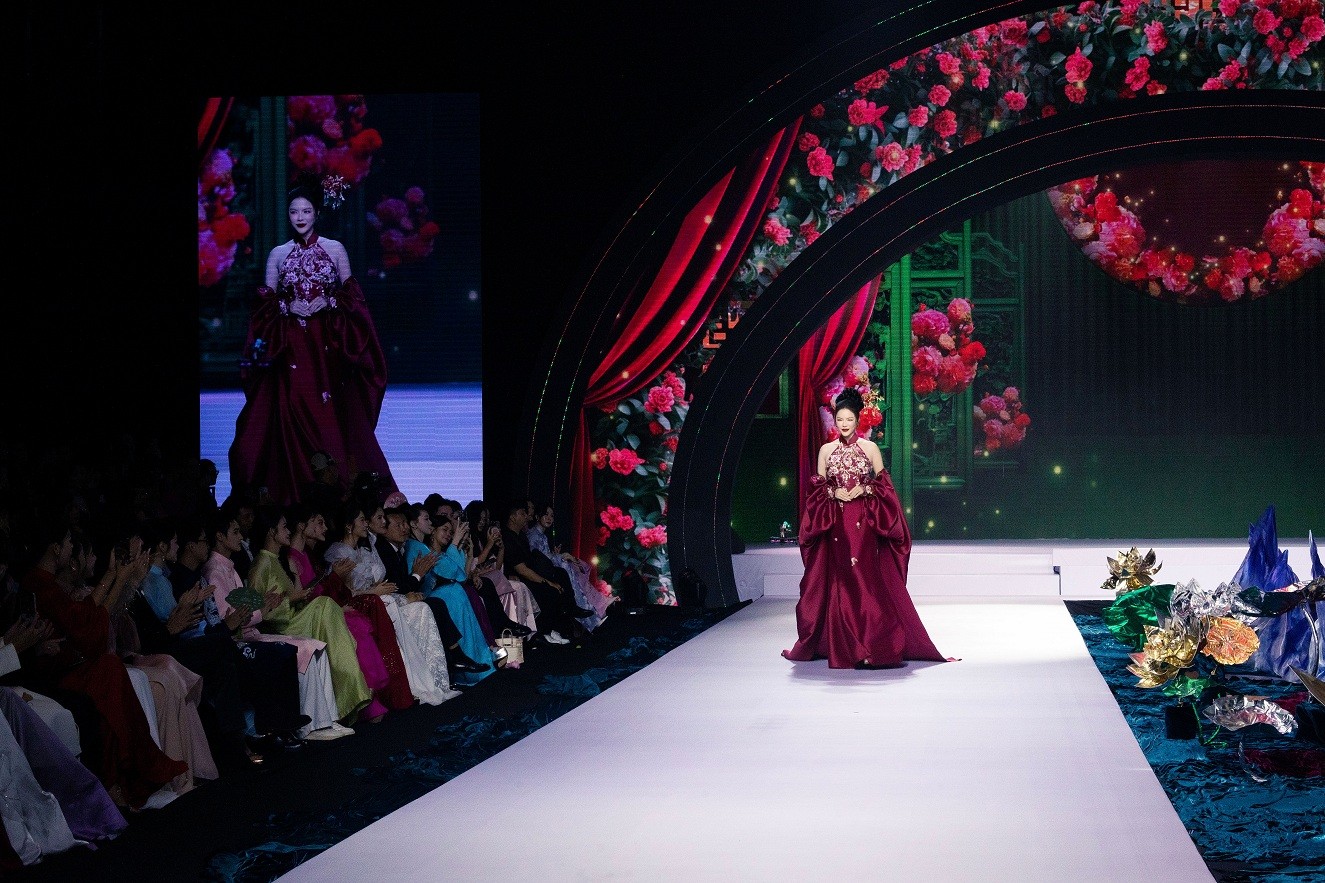 Lý Nhã Kỳ vừa diễn thời trang cho NTK Linh San, vừa 'chạy show' dự ra mắt phim 'Chị ngã em nâng'