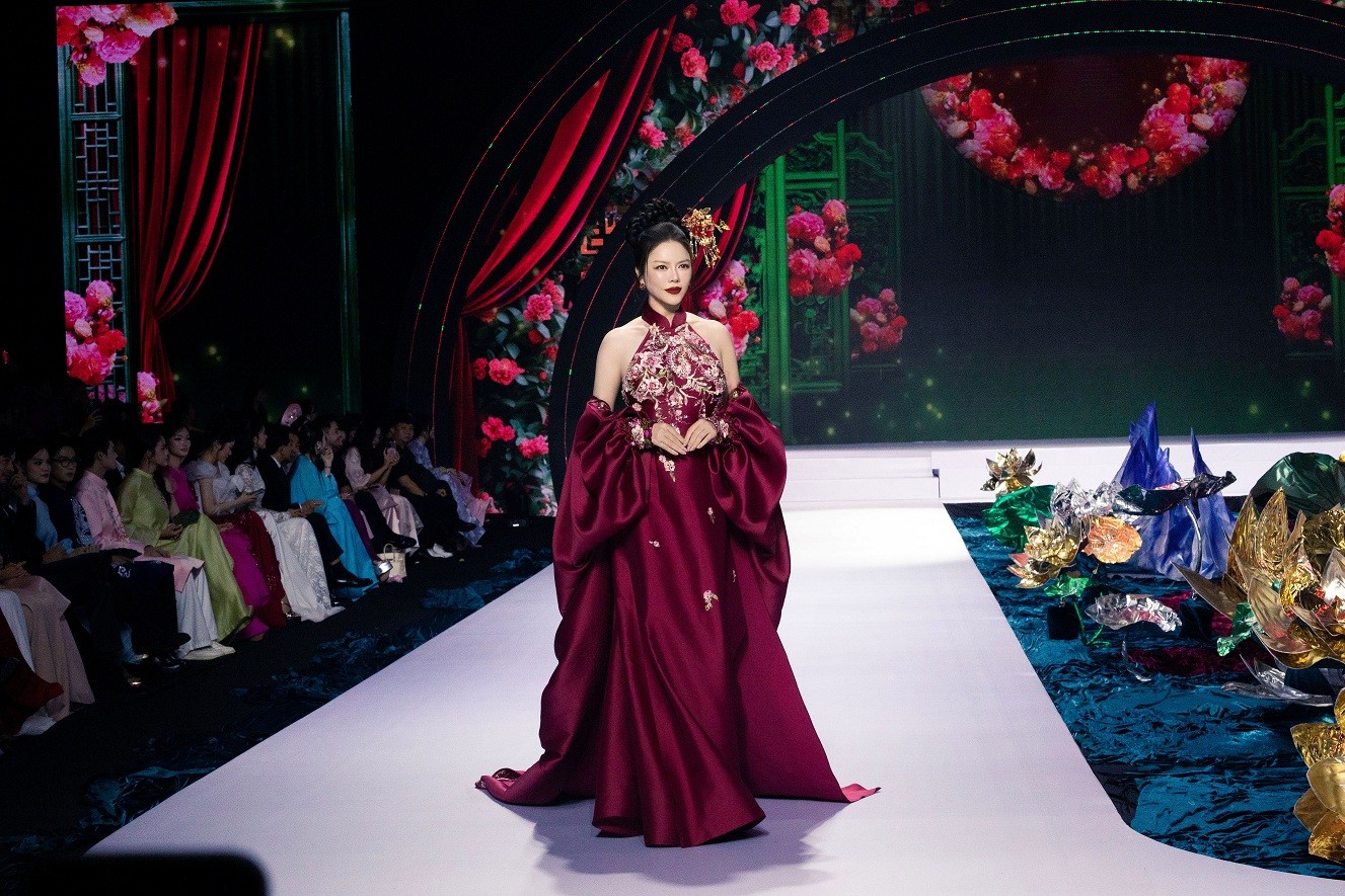 Lý Nhã Kỳ vừa diễn thời trang cho NTK Linh San, vừa 'chạy show' dự ra mắt phim 'Chị ngã em nâng'