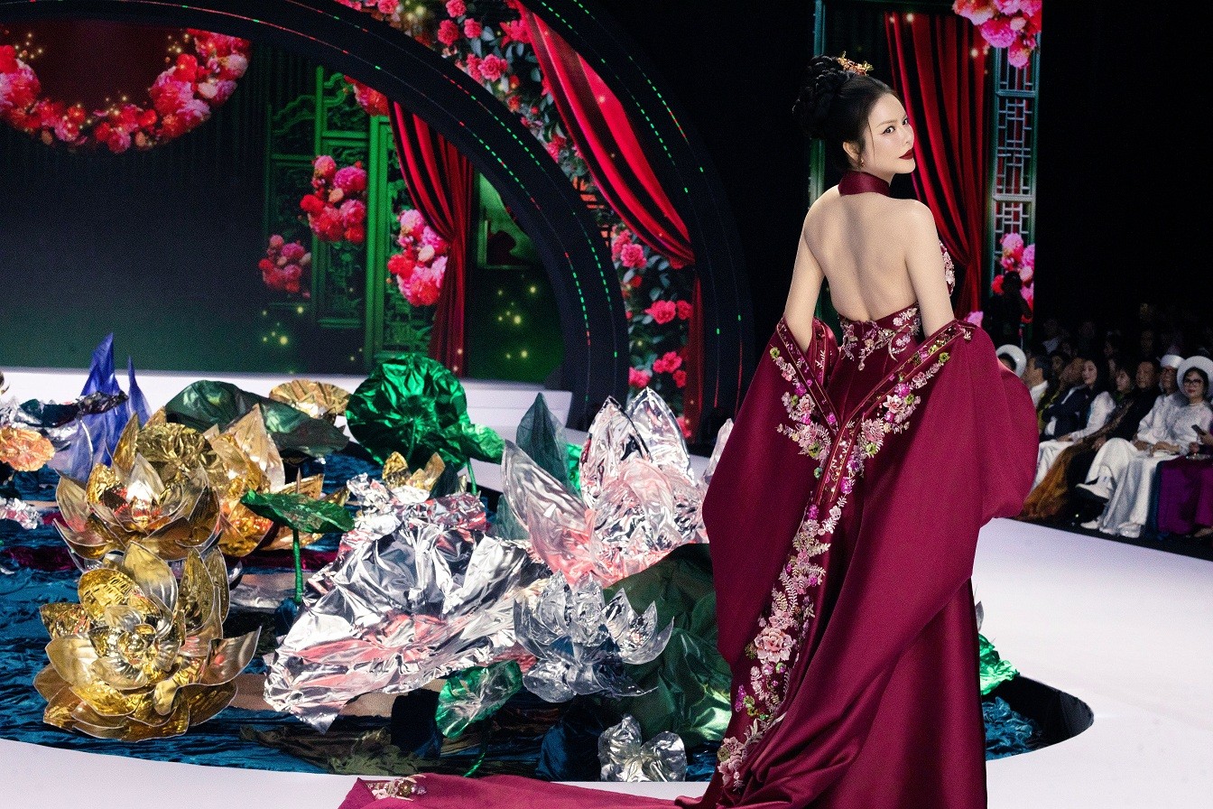 Lý Nhã Kỳ vừa diễn thời trang cho NTK Linh San, vừa 'chạy show' dự ra mắt phim 'Chị ngã em nâng'