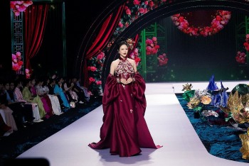 Lý Nhã Kỳ vừa diễn thời trang cho NTK Linh San, vừa 'chạy show' dự ra mắt phim 'Chị ngã em nâng'