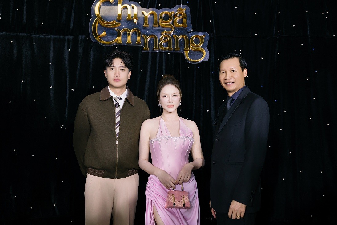 Lý Nhã Kỳ vừa diễn thời trang cho NTK Linh San, vừa 'chạy show' dự ra mắt phim 'Chị ngã em nâng'