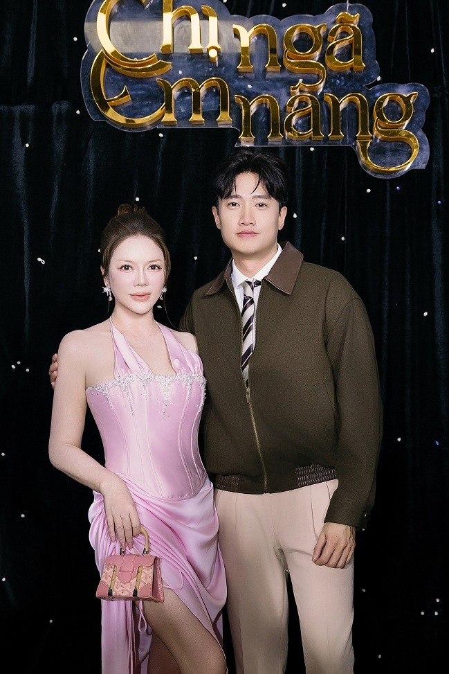 Lý Nhã Kỳ vừa diễn thời trang cho NTK Linh San, vừa 'chạy show' dự ra mắt phim 'Chị ngã em nâng'