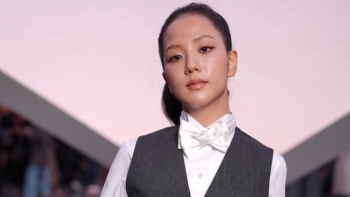 Đại sứ Dior Jisoo (BlackPink) gây shock với trang phục tại Paris Fashion Week