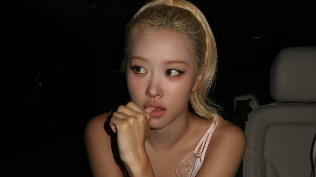 Rosé đối mặt với cáo buộc phân biệt chủng tộc tại Tuần lễ thời trang Paris