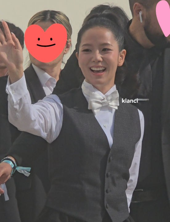 Đại sứ Dior Jisoo (BlackPink) gây shock với trang phục tại Paris Fashion Week