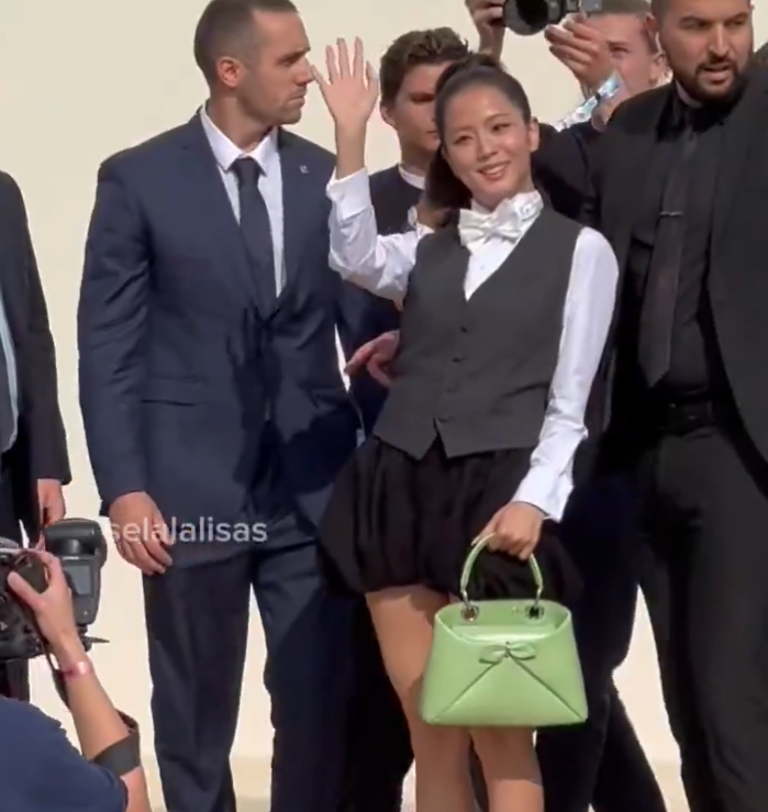 Đại sứ Dior Jisoo (BlackPink) gây shock với trang phục tại Paris Fashion Week