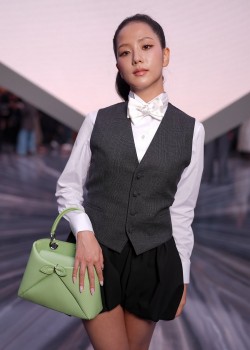 Đại sứ Dior Jisoo (BlackPink) gây shock với trang phục tại Paris Fashion Week