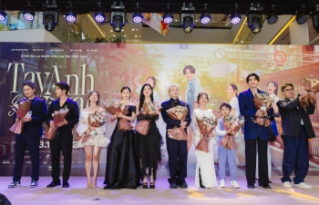 Lee Kwang soo xuất hiện với visual sáng bừng, chiếm spotlight tại thảm đỏ ra mắt 'Tay anh giữ một vì sao'