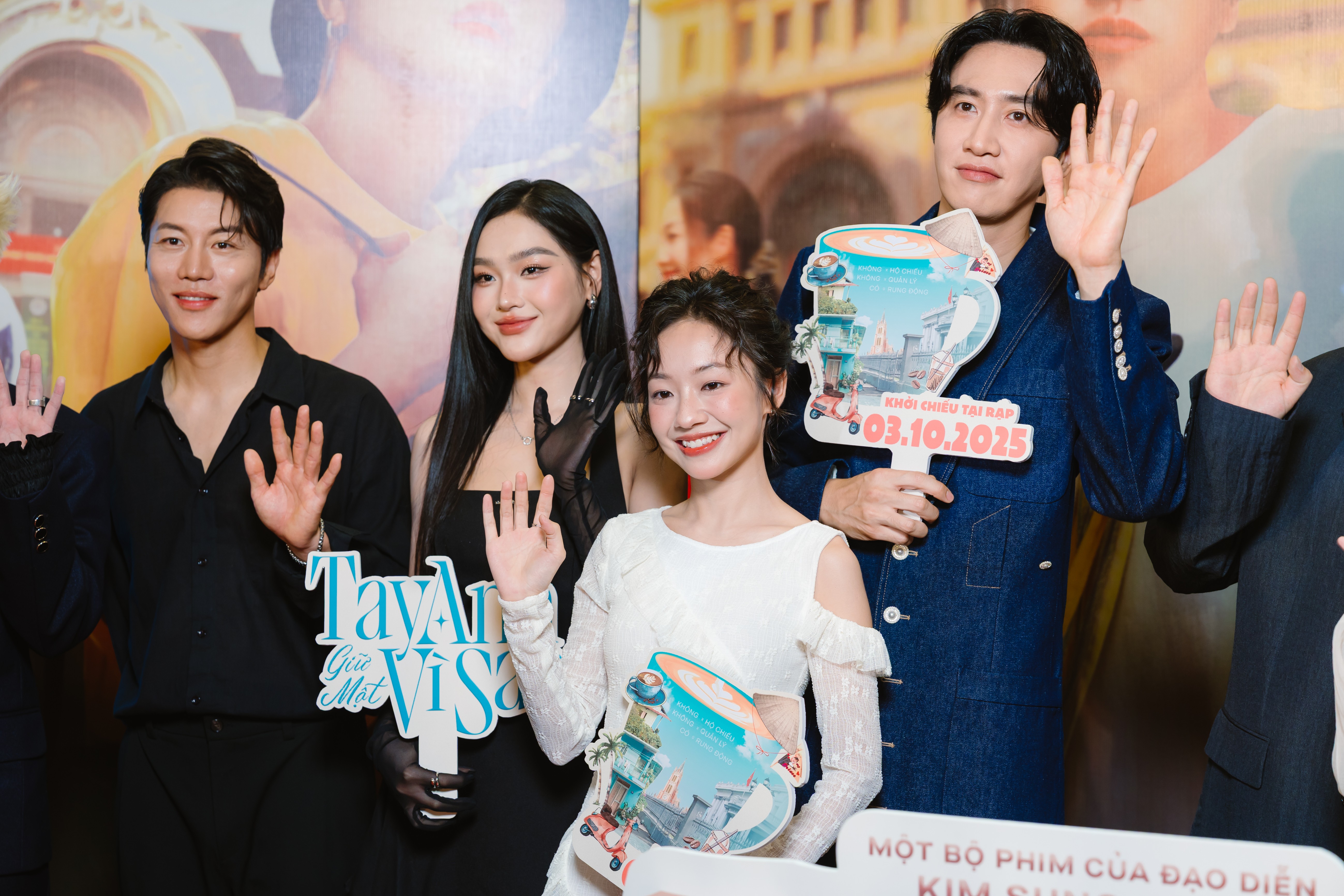 Lee Kwang soo xuất hiện với visual sáng bừng, chiếm spotlight tại thảm đỏ ra mắt 'Tay anh giữ một vì sao'